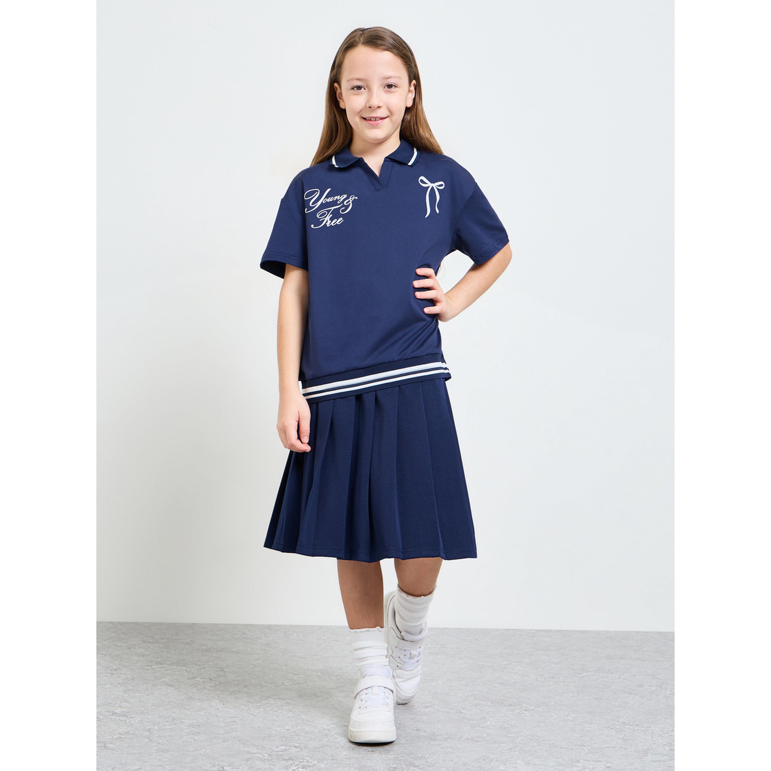 طقم من تيشيرت بولو بطبعة جرافيك وتنورة بكسراتة للبنات-girls-clothing-setsandcoords-image-2