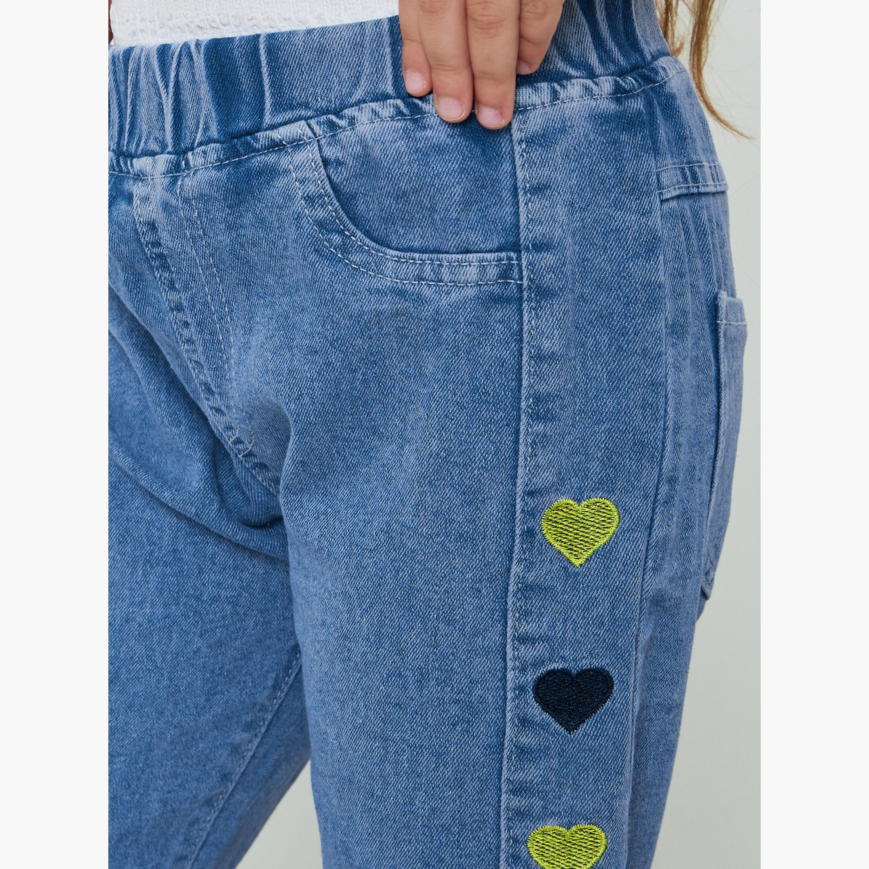 جينز بقصة جوغر ومطرز بقلب على الشريط الجانبي للبنات-girls-clothing-bottoms-jeansandjeggings-image-3