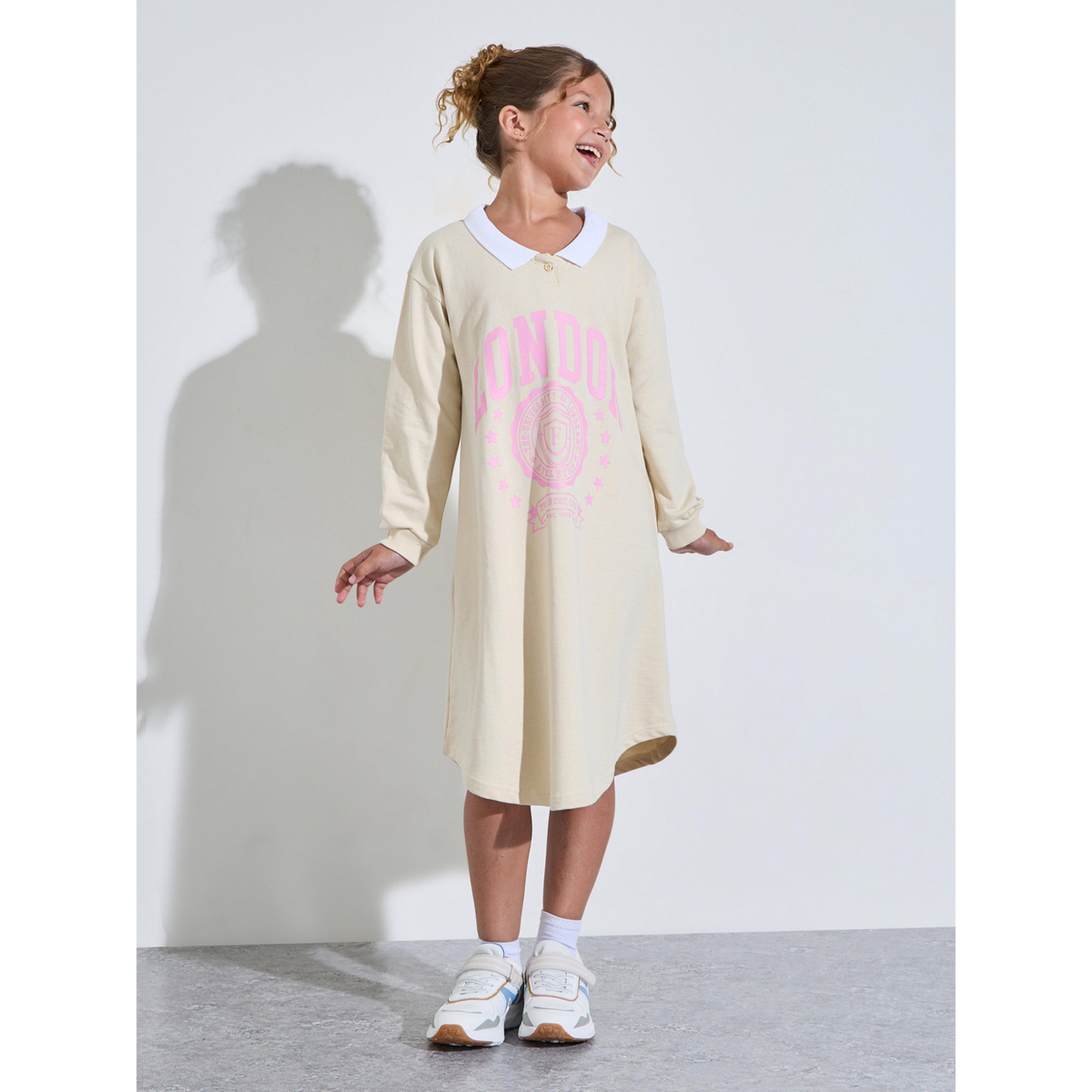 فستان سويت شيرت بياقة تباين وطبعة جرافيك للبنات باللون الكريمه-girls-clothing-sweatshirts-image-2