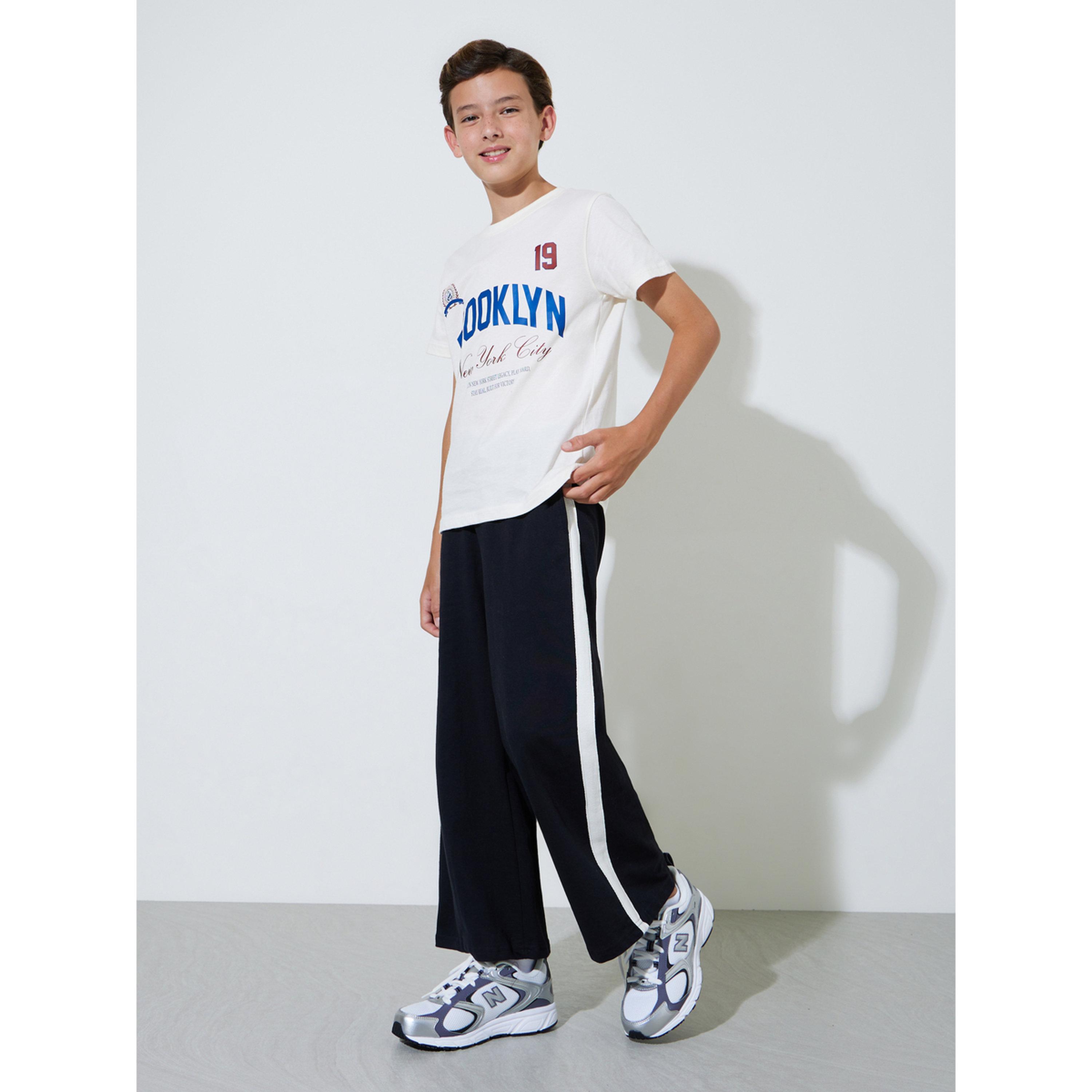 بنطال جوغر بقصة مستقيمة وأشرطة جانبية للأولاد الكبار-boys-clothing-bottoms-joggersandtrackpants-image-2