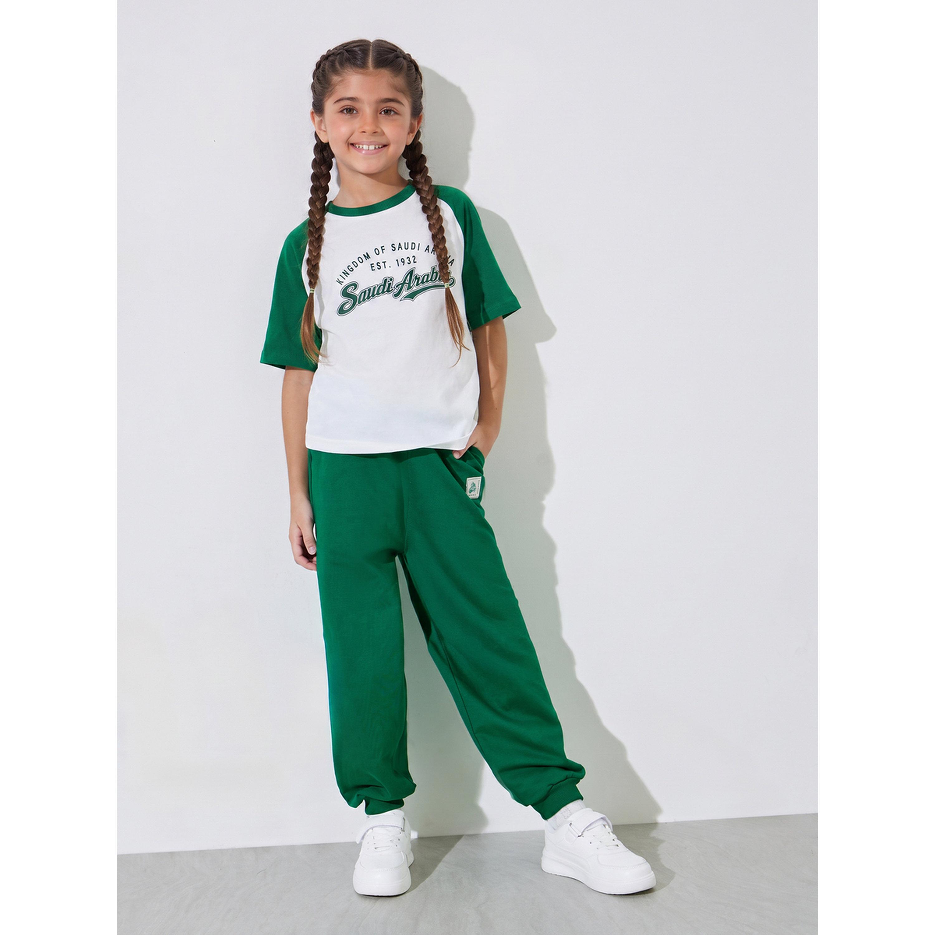 مجموعة من بنطال جوغر وتيشيرت بطبعة اليوم الوطني السعودي للبنات-girls-clothing-setsandcoords-image-1