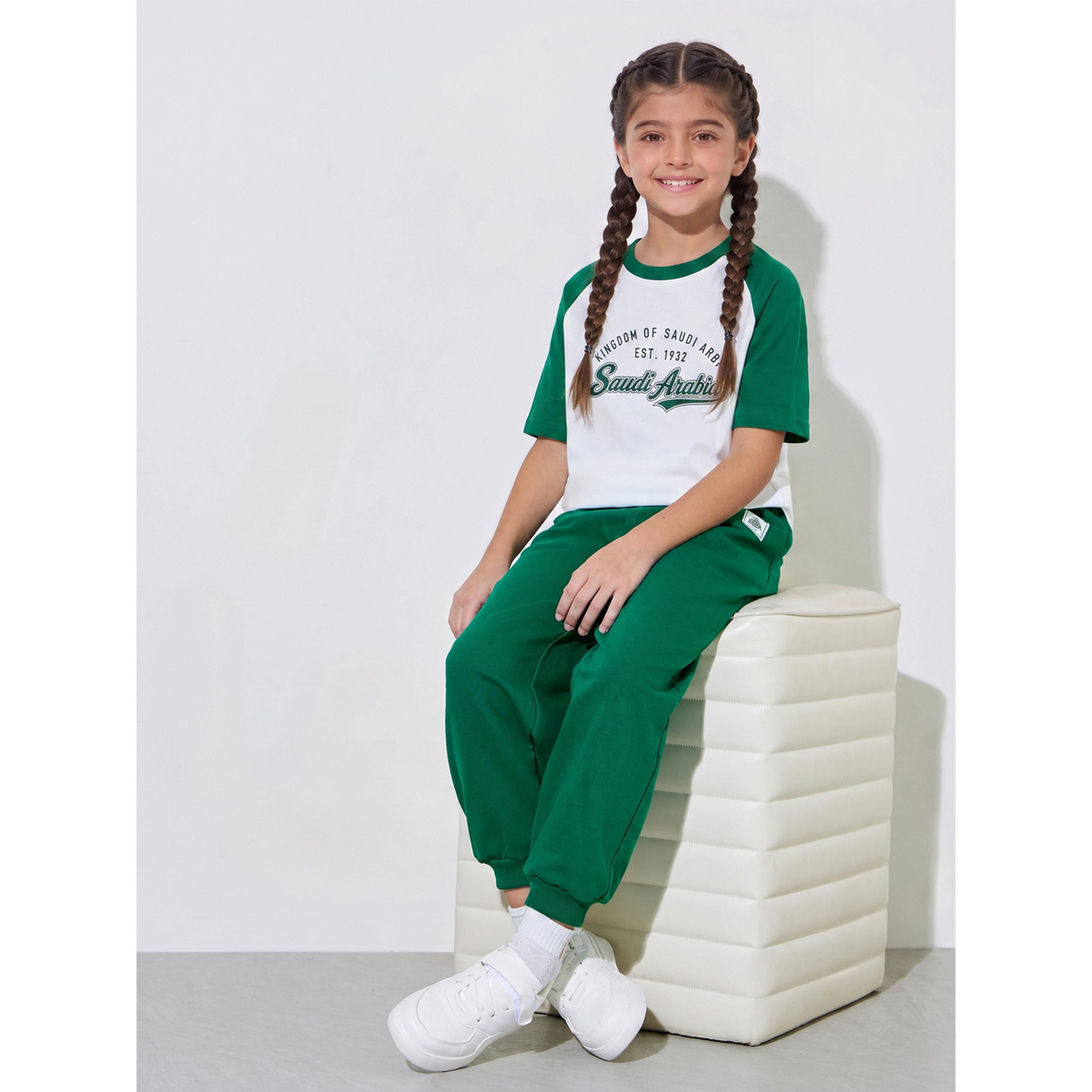 مجموعة من بنطال جوغر وتيشيرت بطبعة اليوم الوطني السعودي للبنات-girls-clothing-setsandcoords-image-3