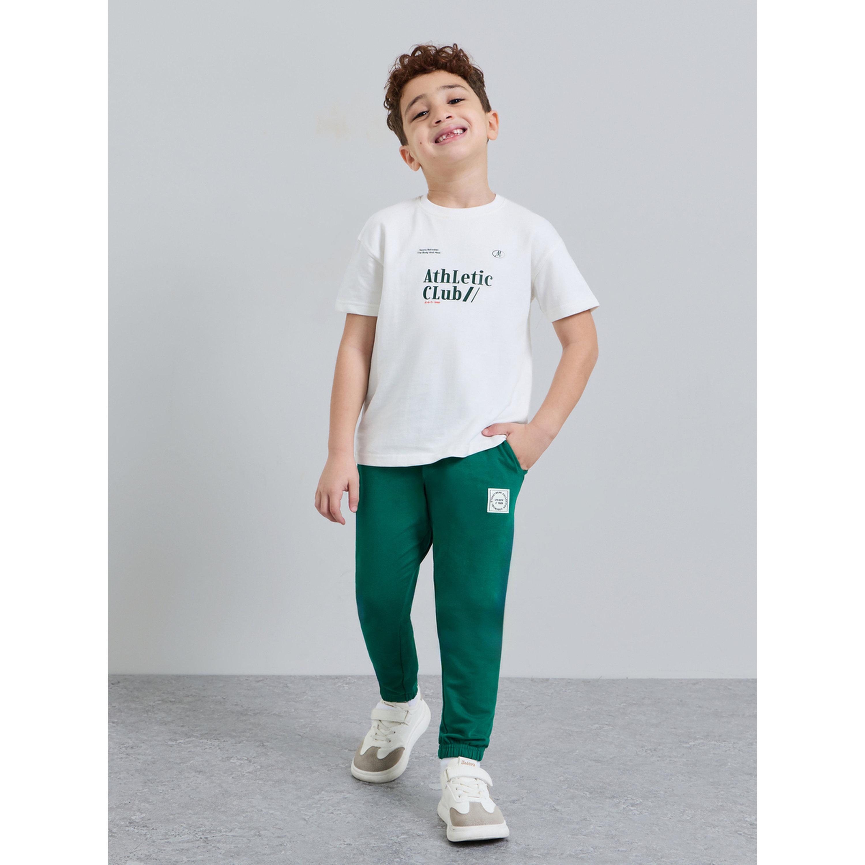 طقم من جوغر أخضر وتيشيرت واسع أبيض بطبعة شعار للأولاد-boys-clothing-setsandcoords-image-1