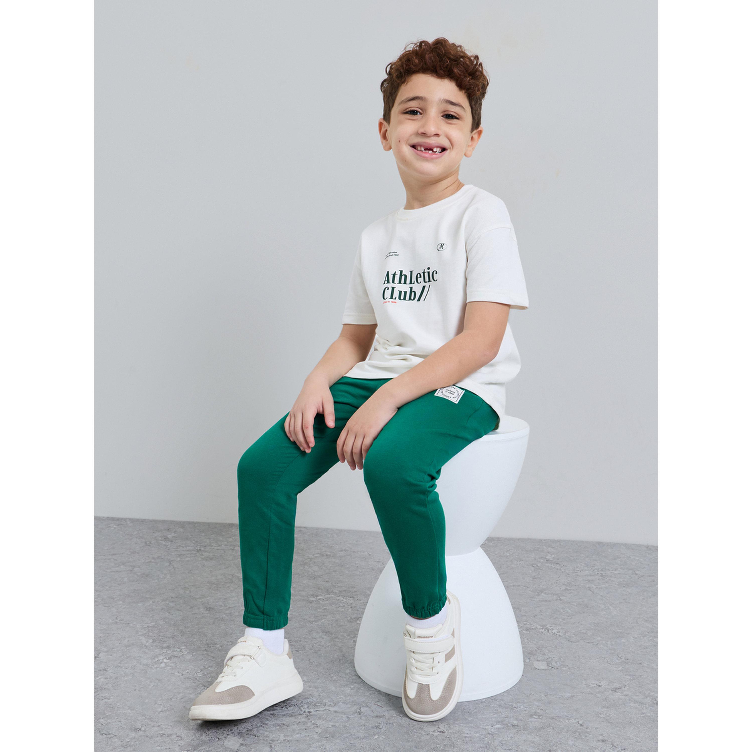 طقم من جوغر أخضر وتيشيرت واسع أبيض بطبعة شعار للأولاد-boys-clothing-setsandcoords-image-2
