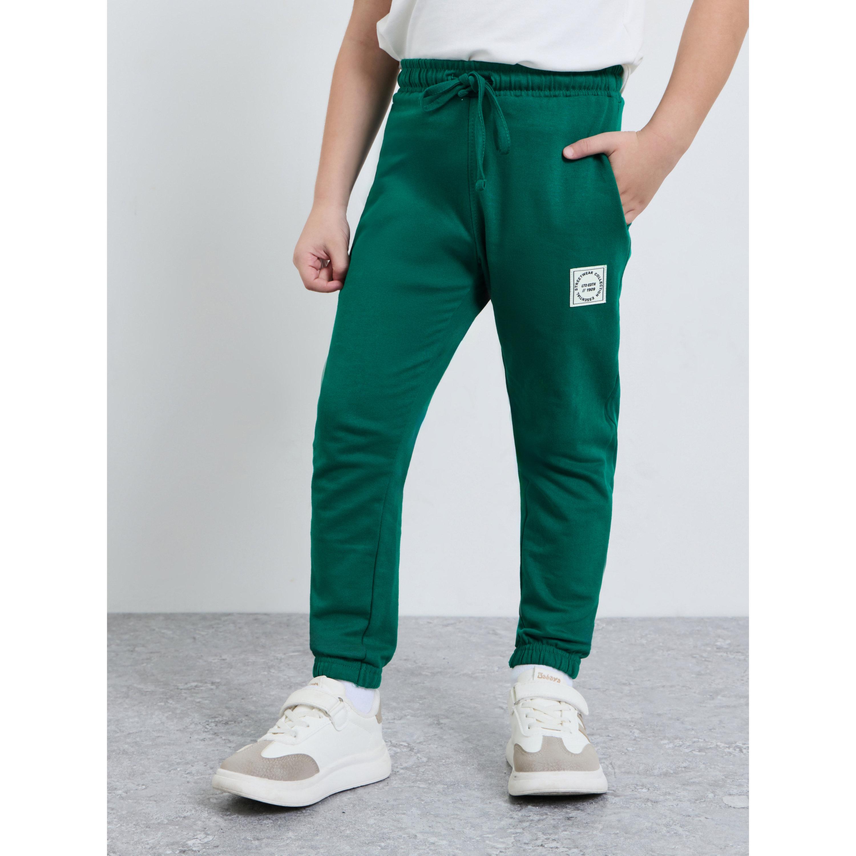طقم من جوغر أخضر وتيشيرت واسع أبيض بطبعة شعار للأولاد-boys-clothing-setsandcoords-image-5