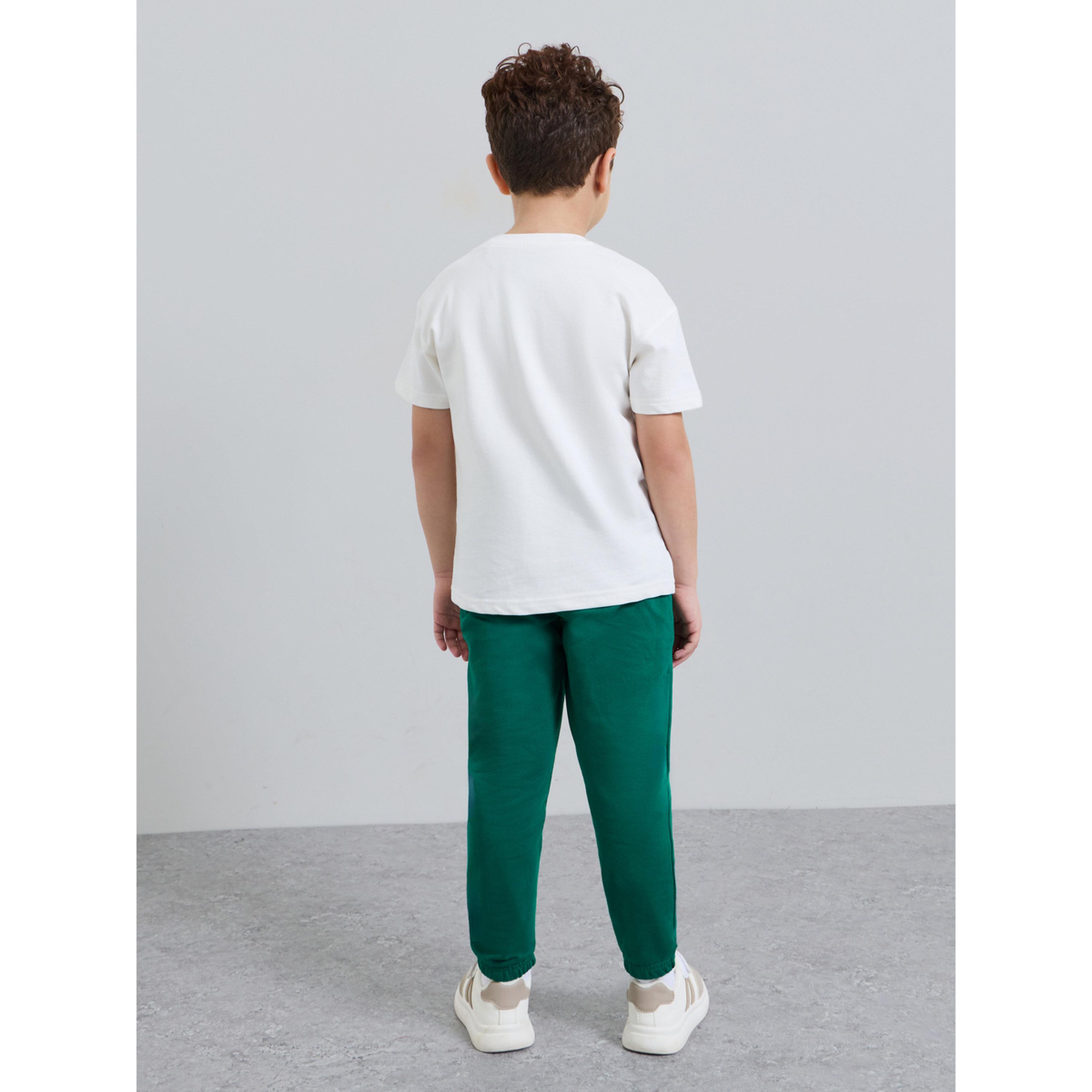 طقم من جوغر أخضر وتيشيرت واسع أبيض بطبعة شعار للأولاد-boys-clothing-setsandcoords-image-6