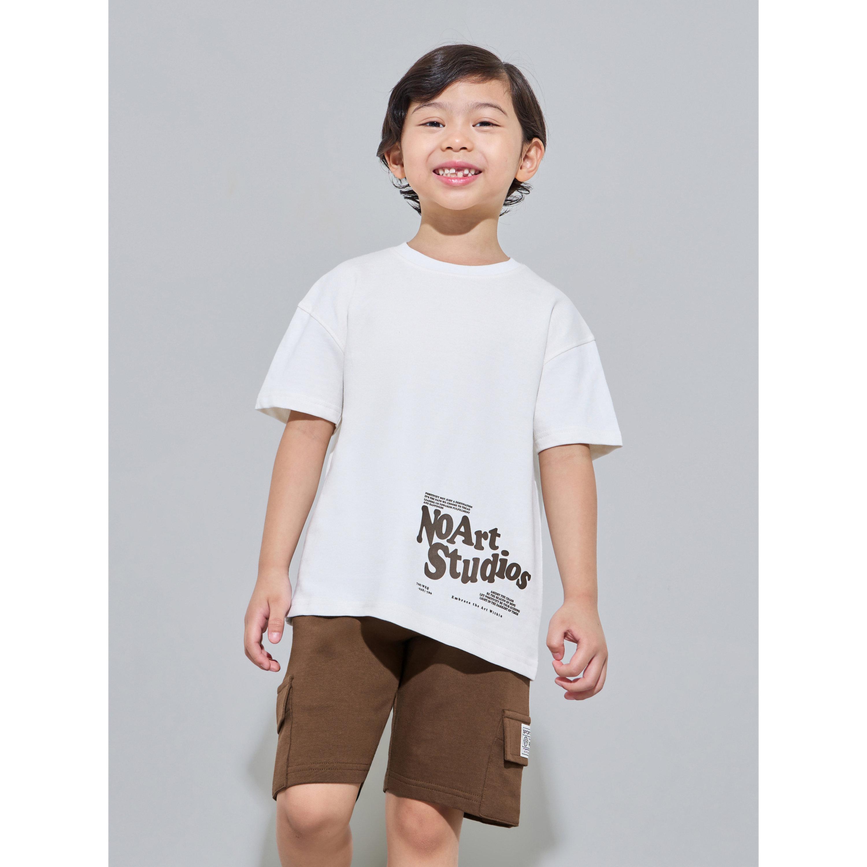 مجموعة من شورت كارجو بني وتيشيرت أبيض بطبعة جرافيك للأولاد-boys-clothing-setsandcoords-image-1