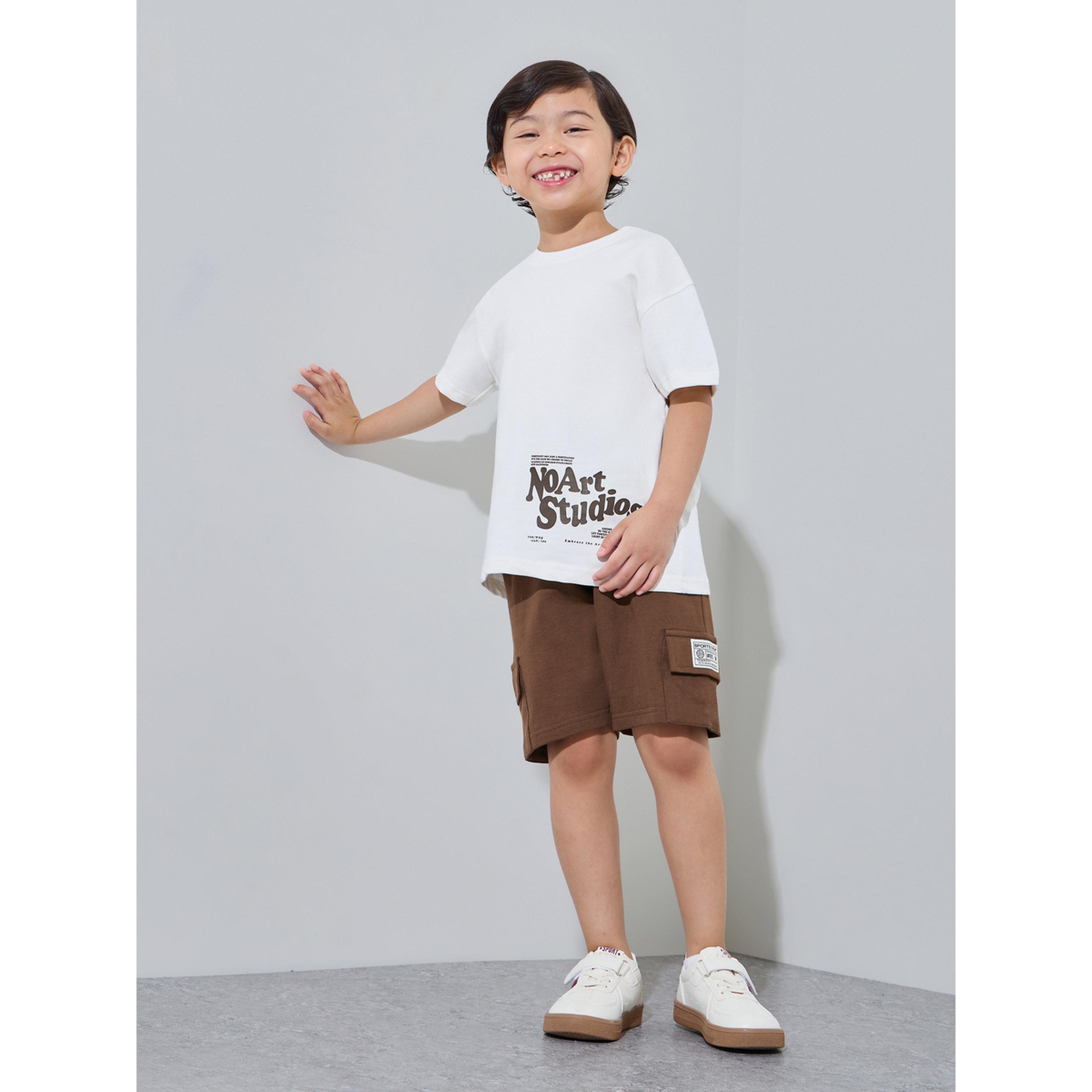 مجموعة من شورت كارجو بني وتيشيرت أبيض بطبعة جرافيك للأولاد-boys-clothing-setsandcoords-image-2