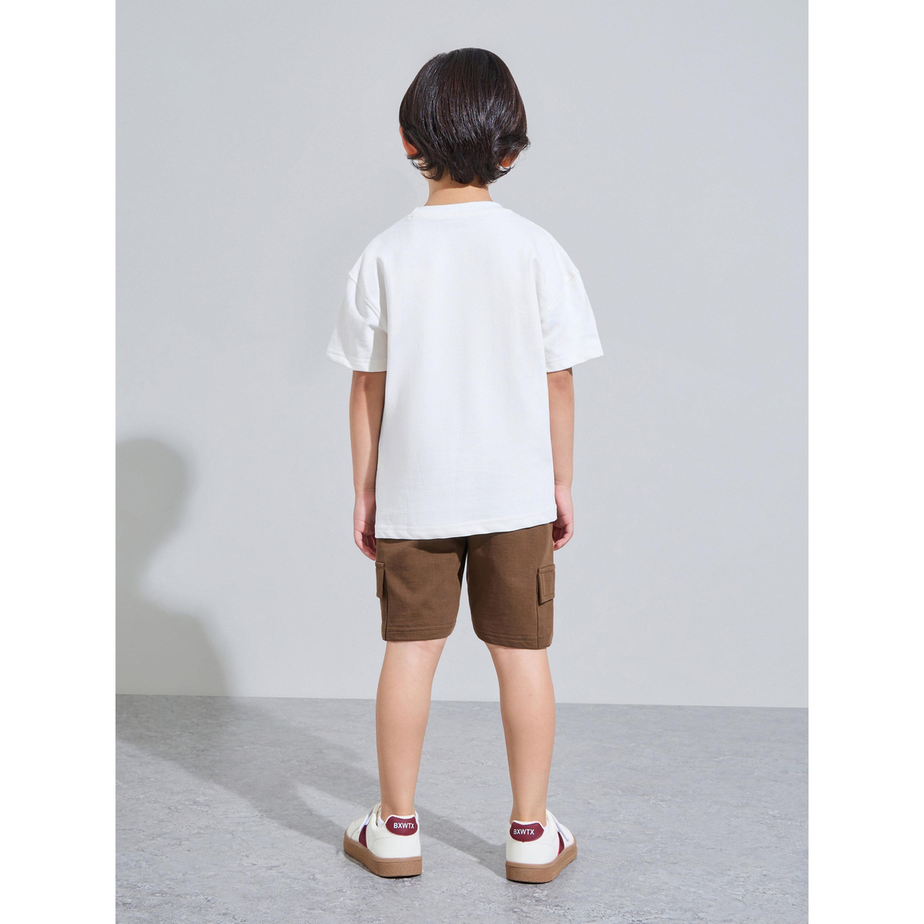 مجموعة من شورت كارجو بني وتيشيرت أبيض بطبعة جرافيك للأولاد-boys-clothing-setsandcoords-image-3
