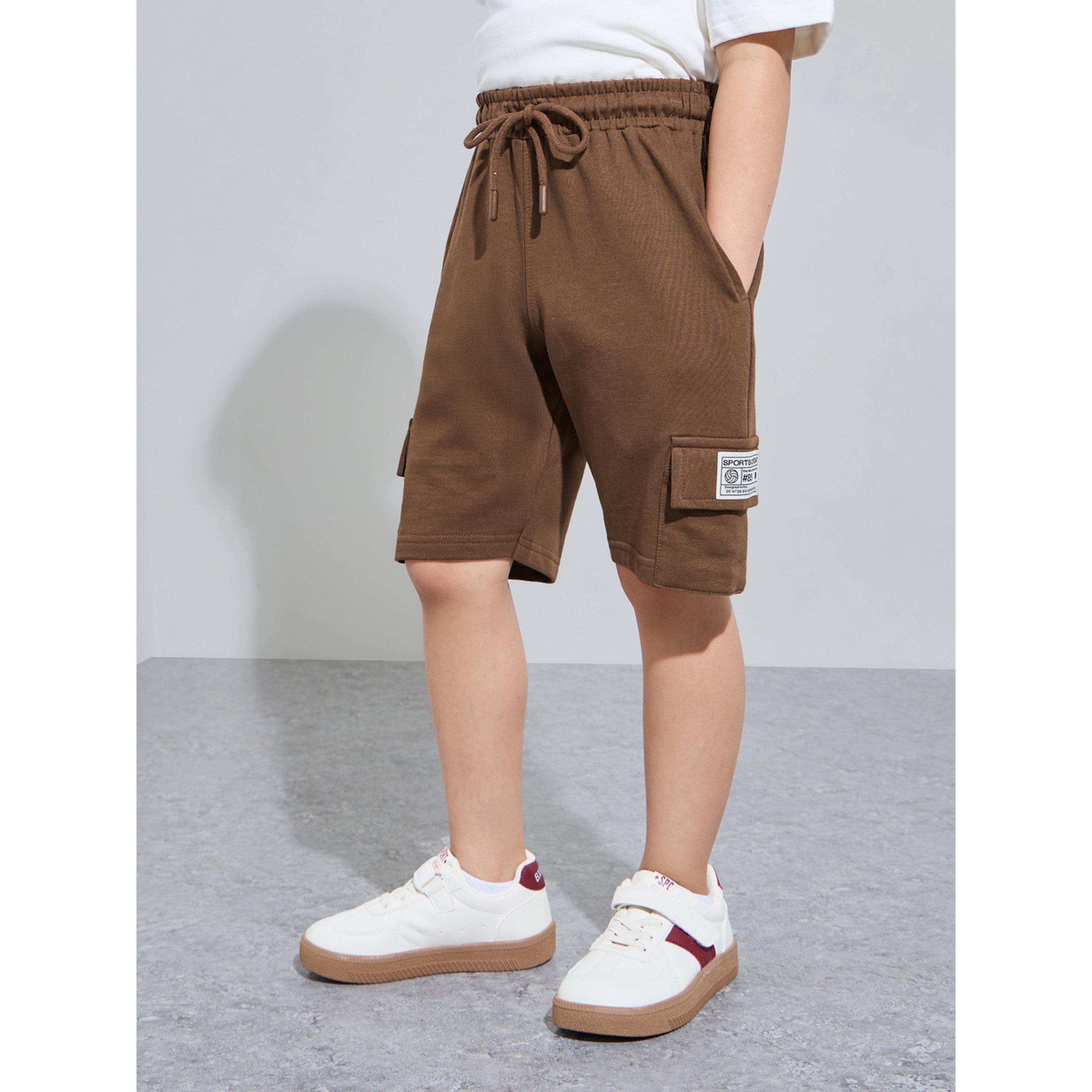 مجموعة من شورت كارجو بني وتيشيرت أبيض بطبعة جرافيك للأولاد-boys-clothing-setsandcoords-image-4