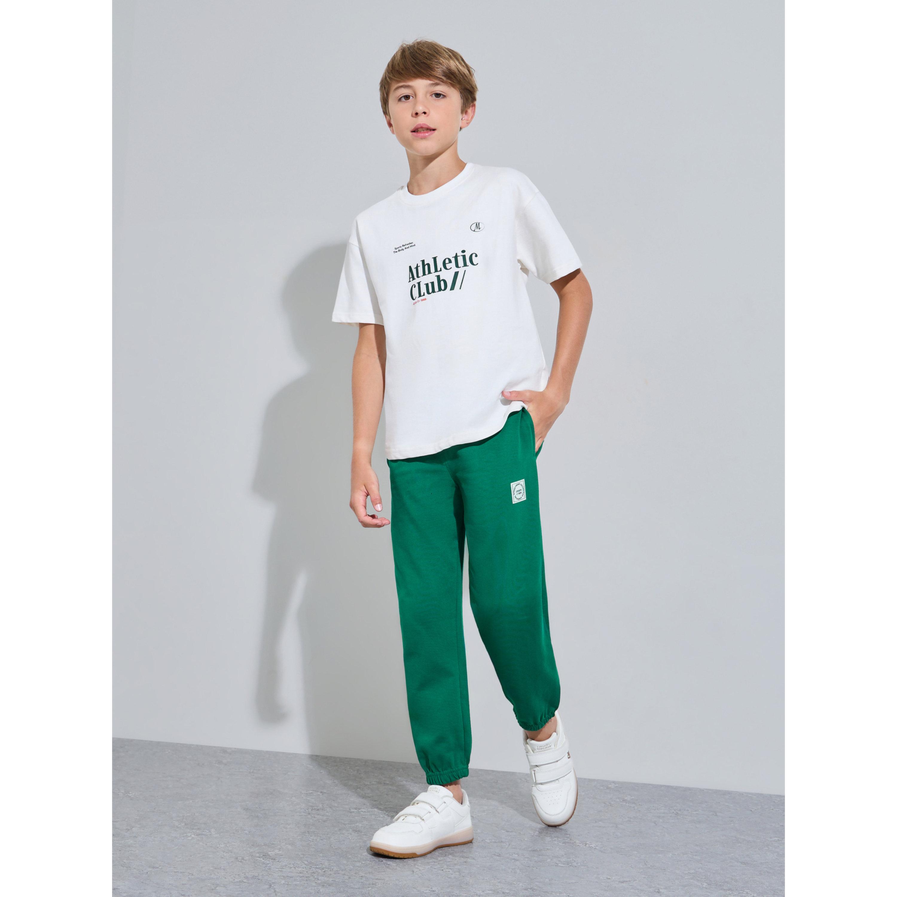 مجموعة من بنطال جوغر أخضر وتيشيرت أوف وايت بطبعة جرافيك للأولاد-boys-clothing-setsandcoords-image-1