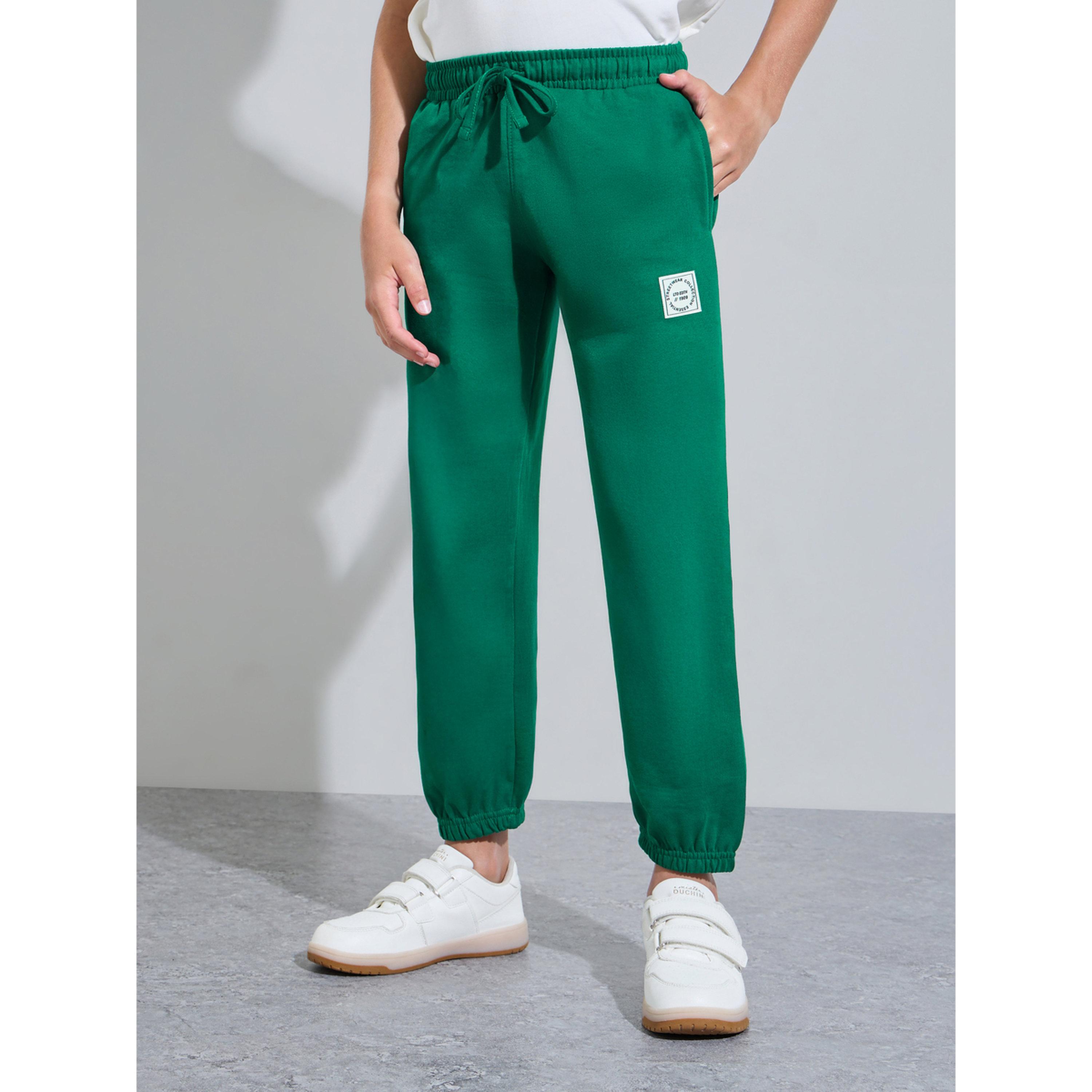 مجموعة من بنطال جوغر أخضر وتيشيرت أوف وايت بطبعة جرافيك للأولاد-boys-clothing-setsandcoords-image-4
