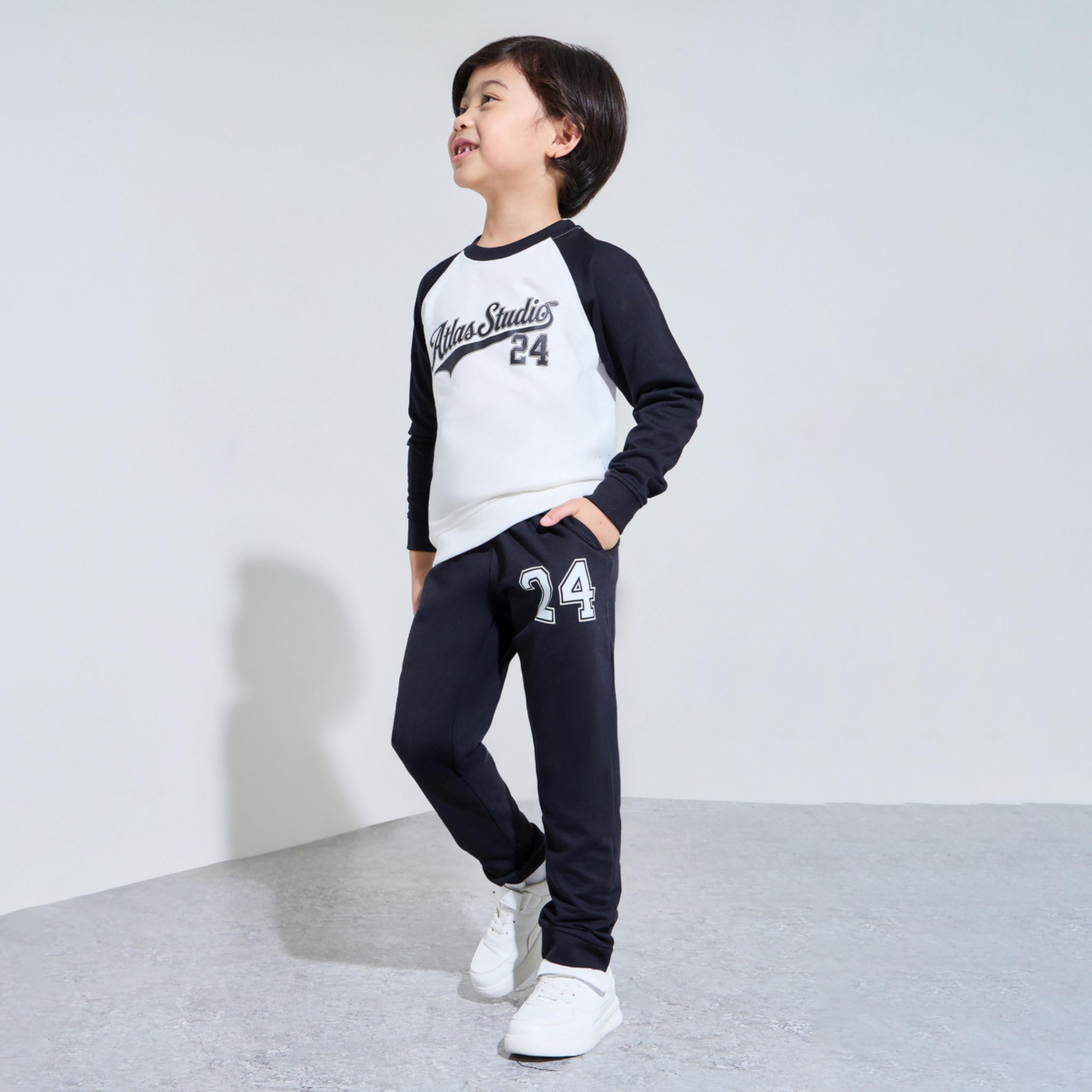 طقم من جوغر بحافة مطوية وسويت شيرت بأكمام ريجلان وطبعة جرافيك للأولاد-boys-clothing-setsandcoords-image-1