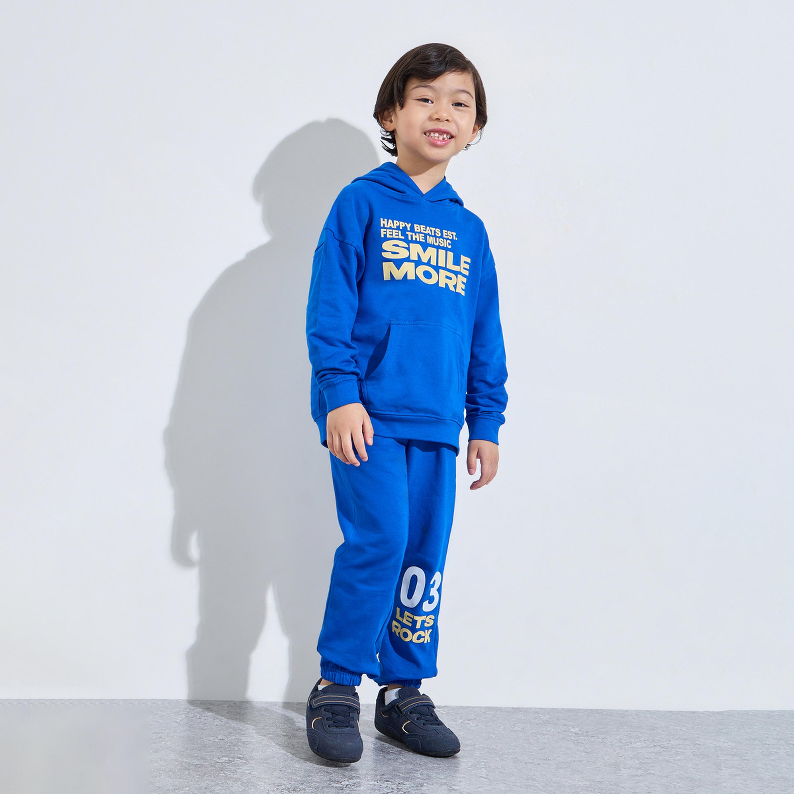 مجموعة من بنطال جوغر وسويت شيرت بقبعة وطبعة جرافيك للأولاد باللون الأزرق-boys-clothing-setsandcoords-image-1