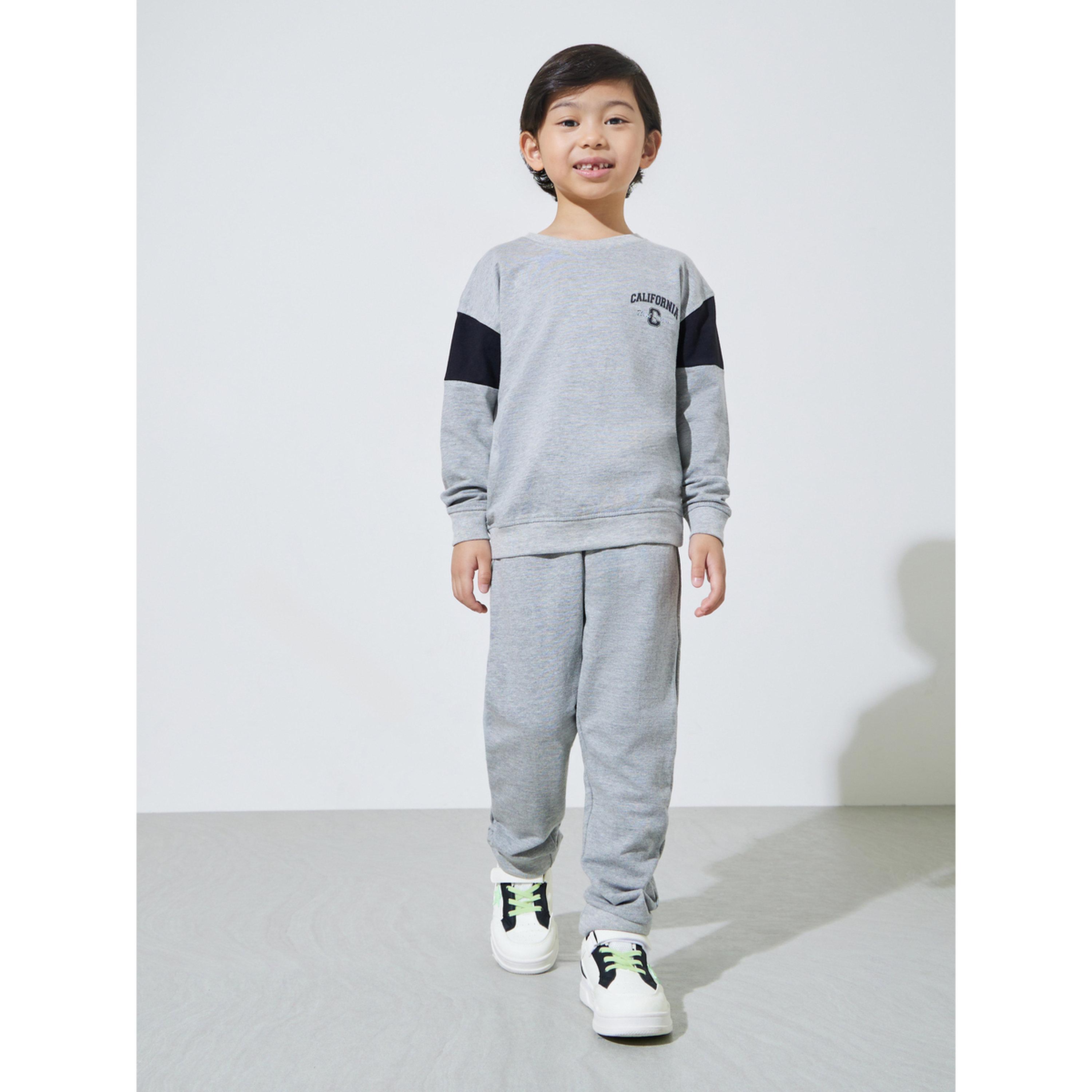 مجموعة من بنطال جوغر وسويت شيرت بقصة عادية وطبعة جرافيك للأولاد باللون الرمادي-boys-clothing-setsandcoords-image-1