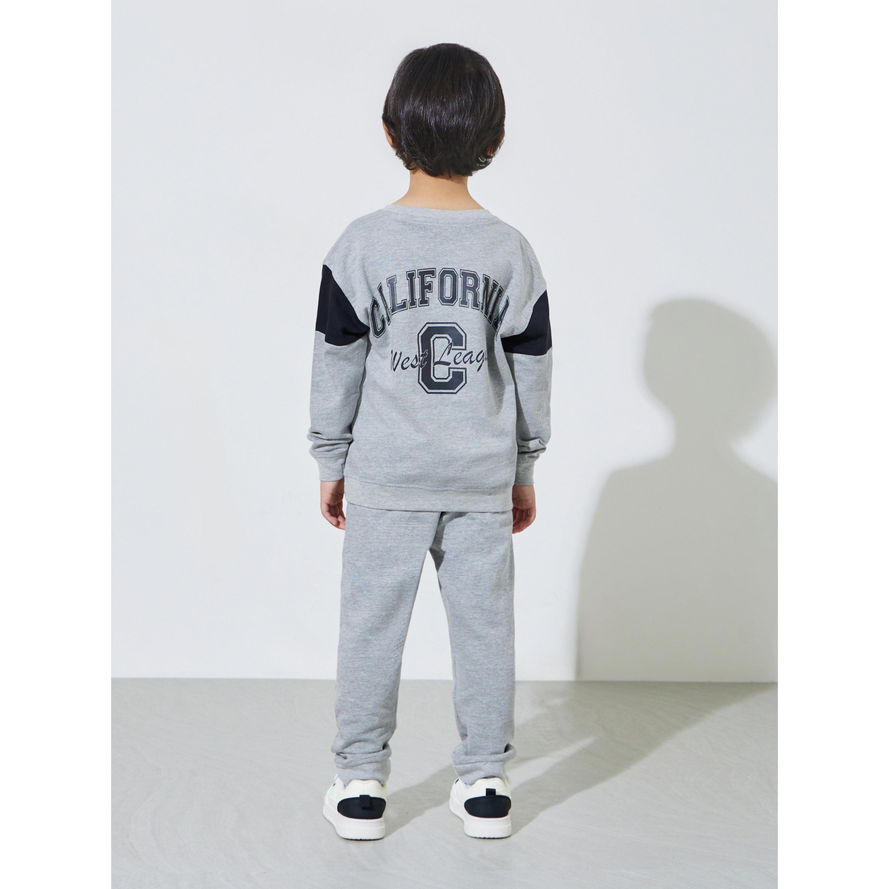 مجموعة من بنطال جوغر وسويت شيرت بقصة عادية وطبعة جرافيك للأولاد باللون الرمادي-boys-clothing-setsandcoords-image-3
