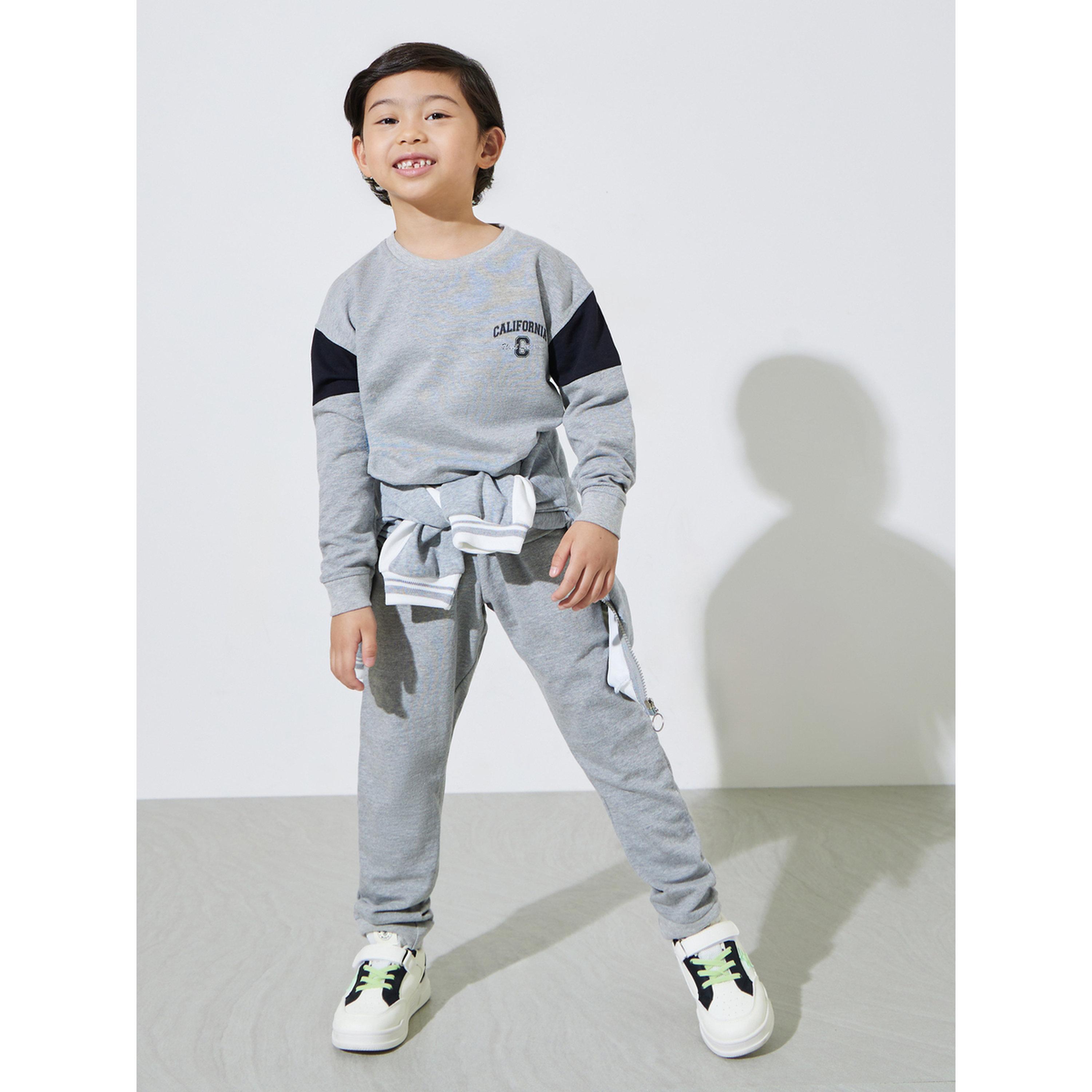 مجموعة من بنطال جوغر وسويت شيرت بقصة عادية وطبعة جرافيك للأولاد باللون الرمادي-boys-clothing-setsandcoords-image-4
