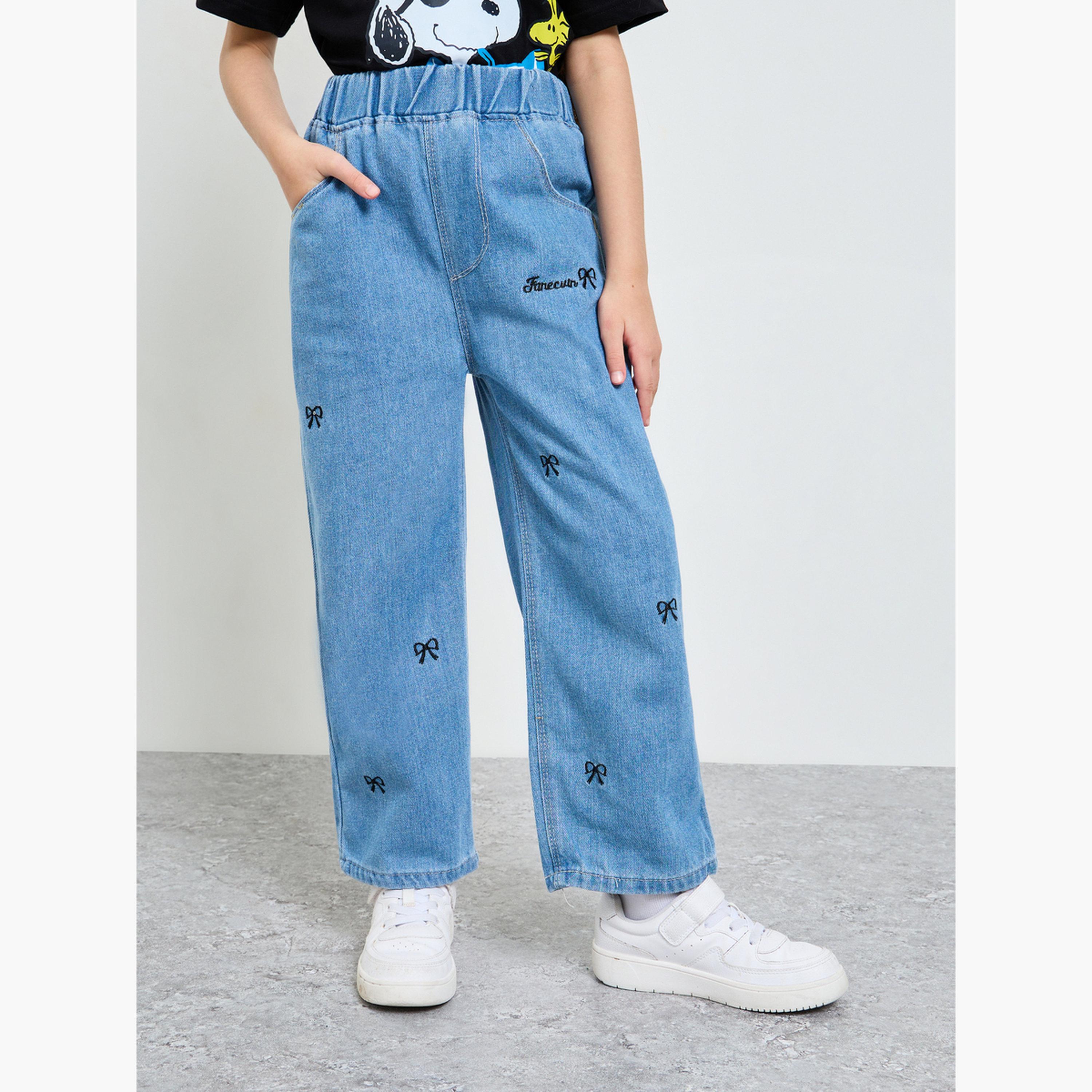 ستايلي - بنطلون جينز للبنات بقصة مستقيمة مزين بتطريز فيونكة-girls-clothing-bottoms-jeansandjeggings-image-1