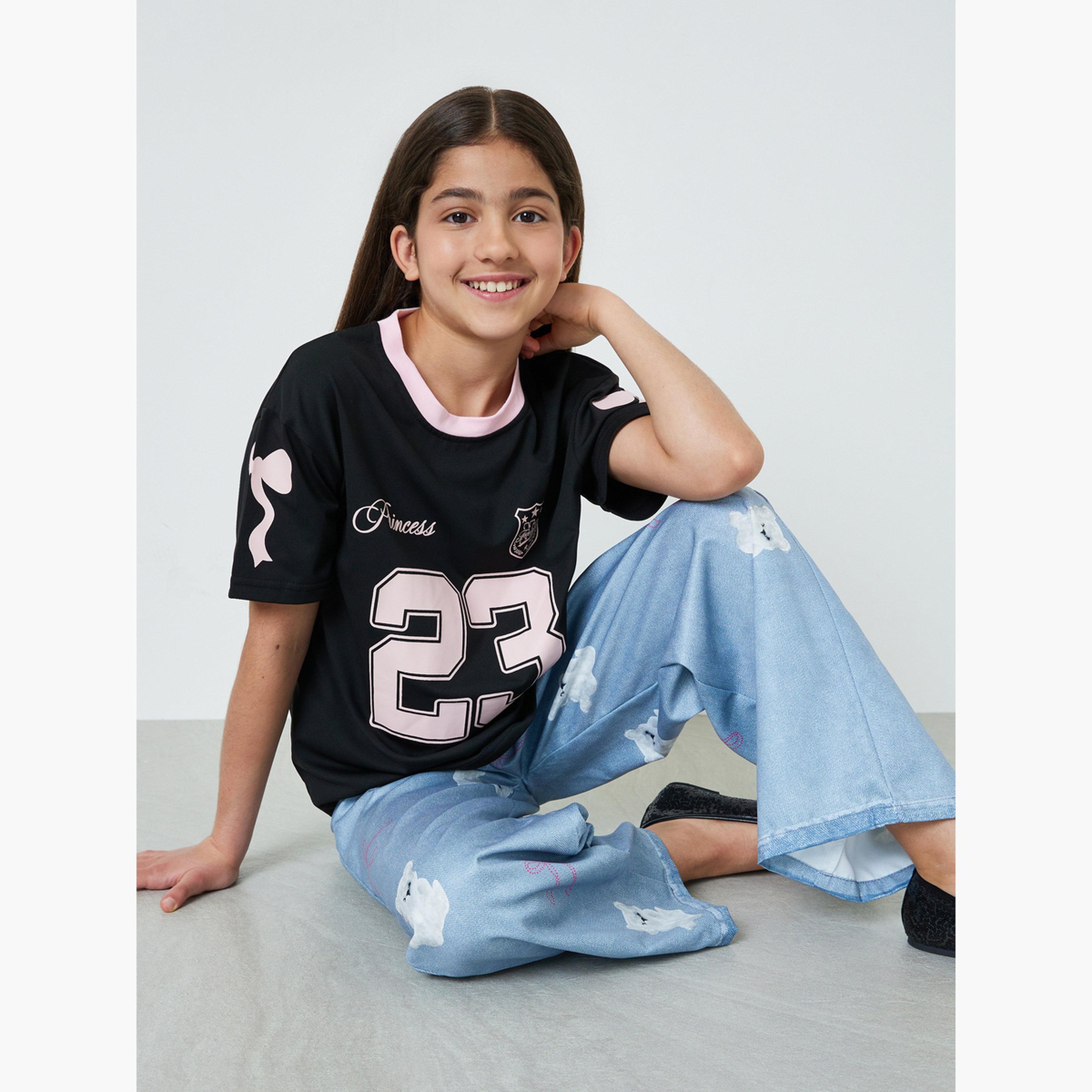 ستايلي - طقم تيشيرت جيرسي فضفاض وبنطال جينز مطبوع للفتيات المراهقات-girls-clothing-setsandcoords-image-2