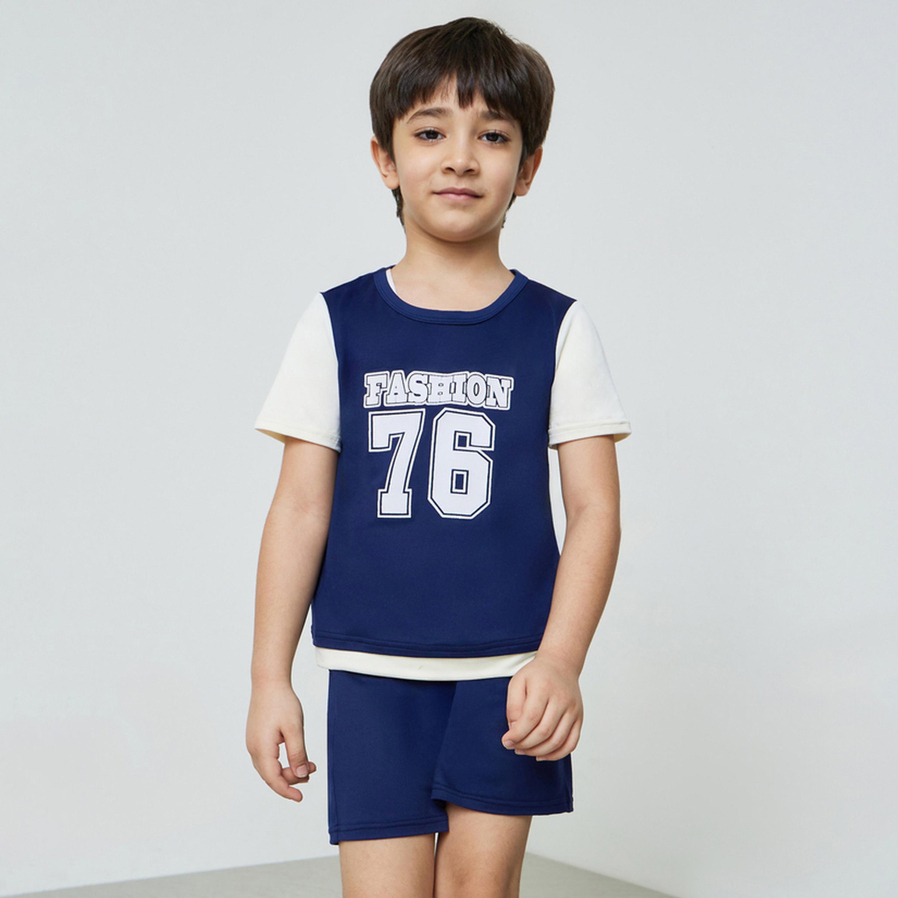 طقم رياضي من تيشيرت جرافيك وشورت للأولاد-boys-clothing-setsandcoords-image-1