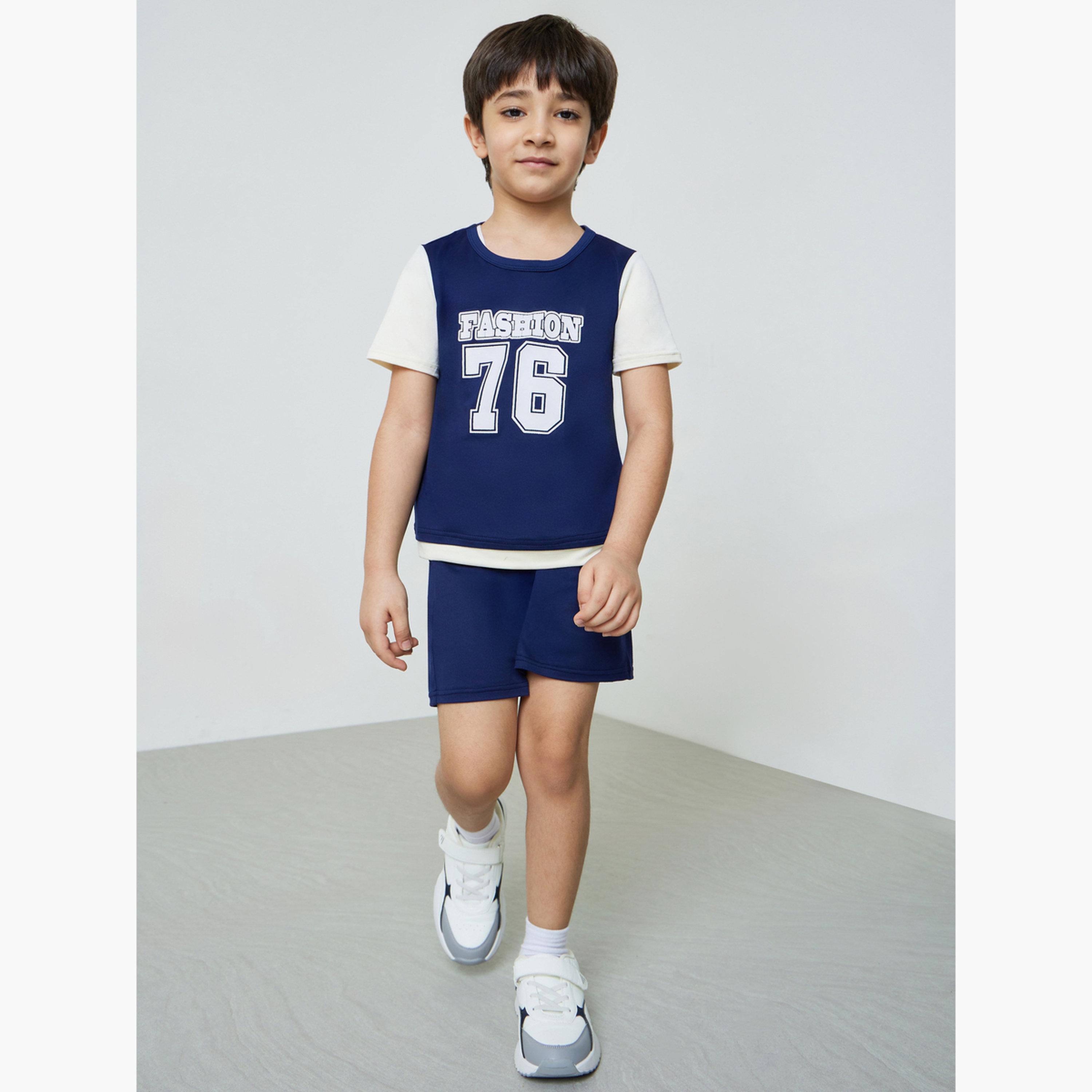 طقم رياضي من تيشيرت جرافيك وشورت للأولاد-boys-clothing-setsandcoords-image-2