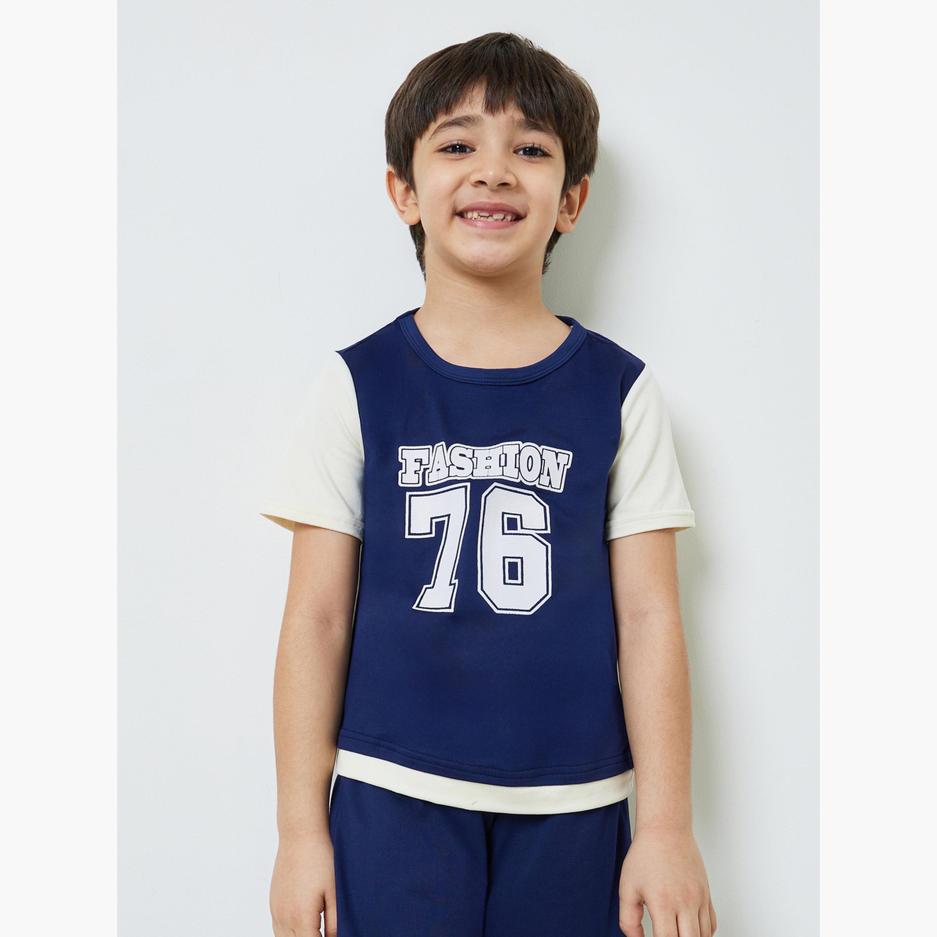 طقم رياضي من تيشيرت جرافيك وشورت للأولاد-boys-clothing-setsandcoords-image-3