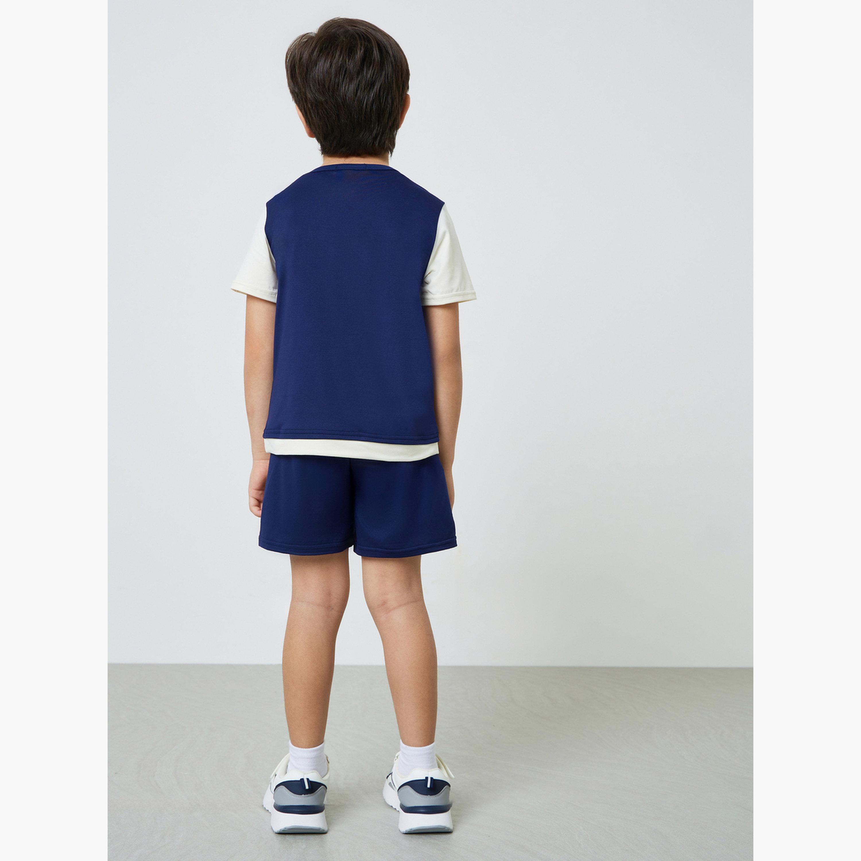 طقم رياضي من تيشيرت جرافيك وشورت للأولاد-boys-clothing-setsandcoords-image-4