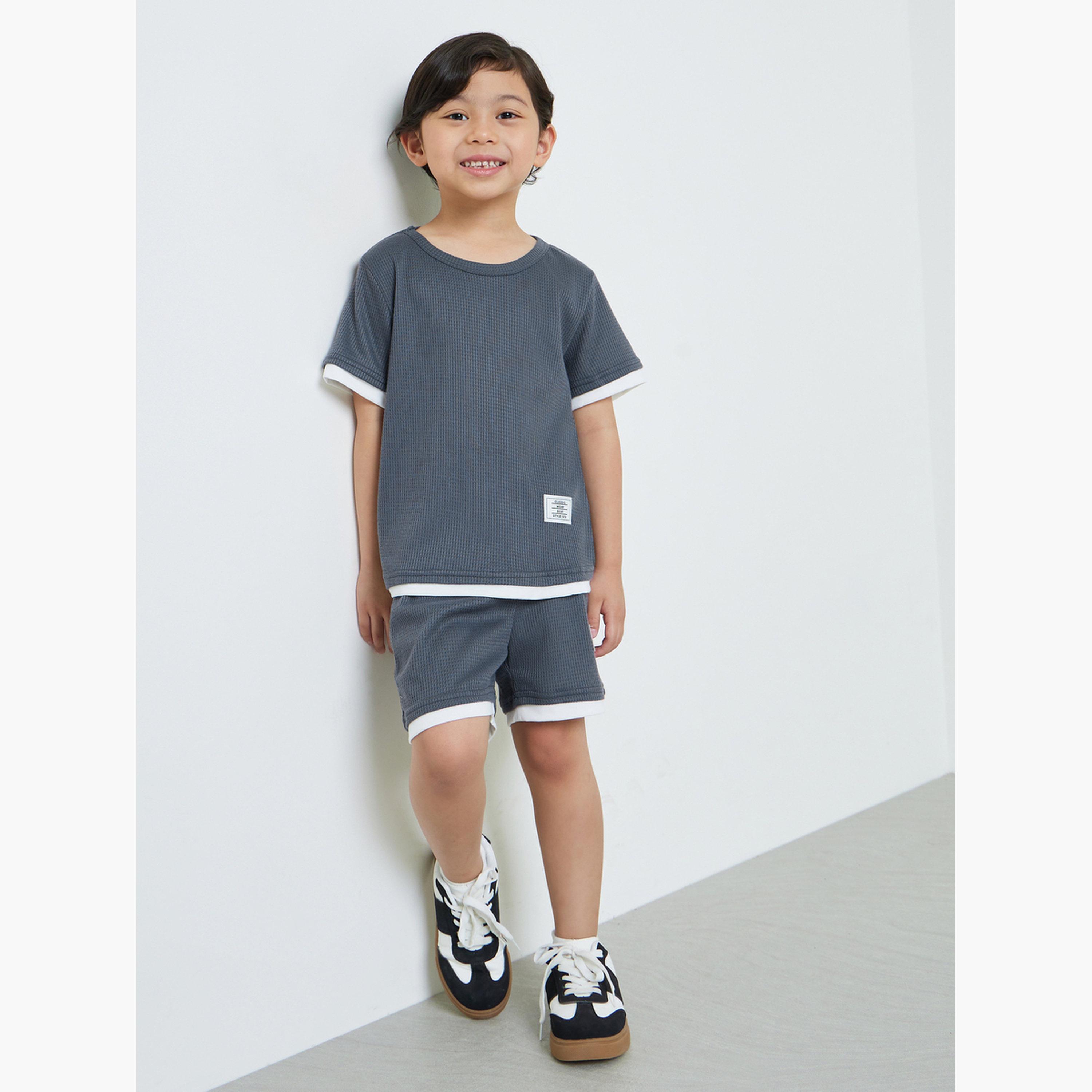 مجموعة من شورت وتيشيرت محبوك بنمط وافل-boys-clothing-setsandcoords-image-2