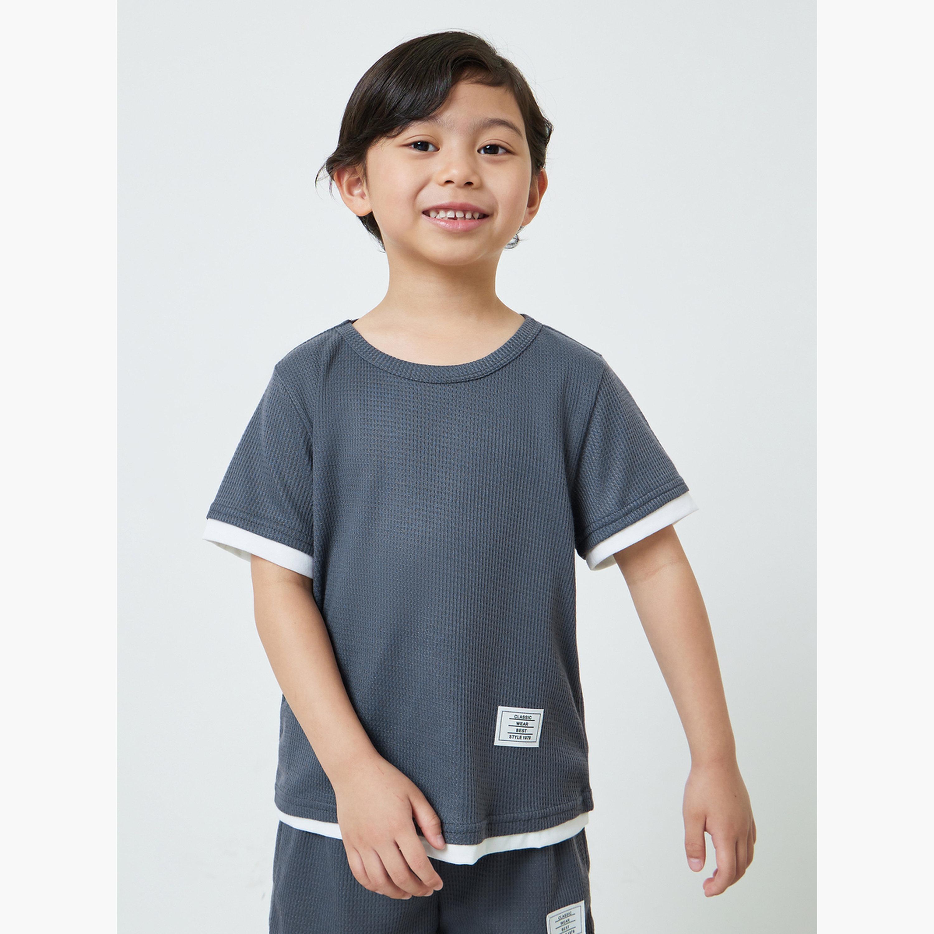 مجموعة من شورت وتيشيرت محبوك بنمط وافل-boys-clothing-setsandcoords-image-3