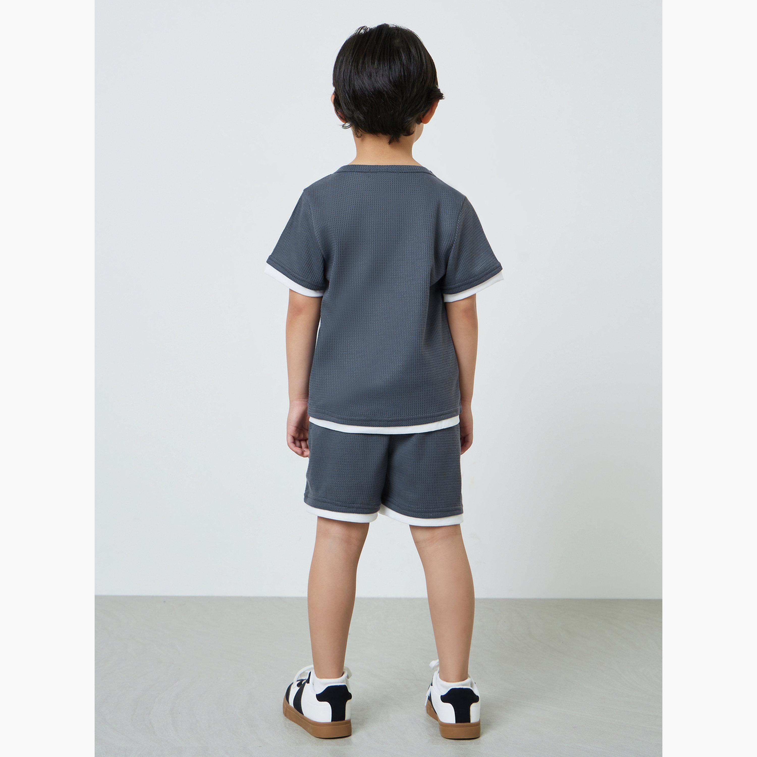 مجموعة من شورت وتيشيرت محبوك بنمط وافل-boys-clothing-setsandcoords-image-4