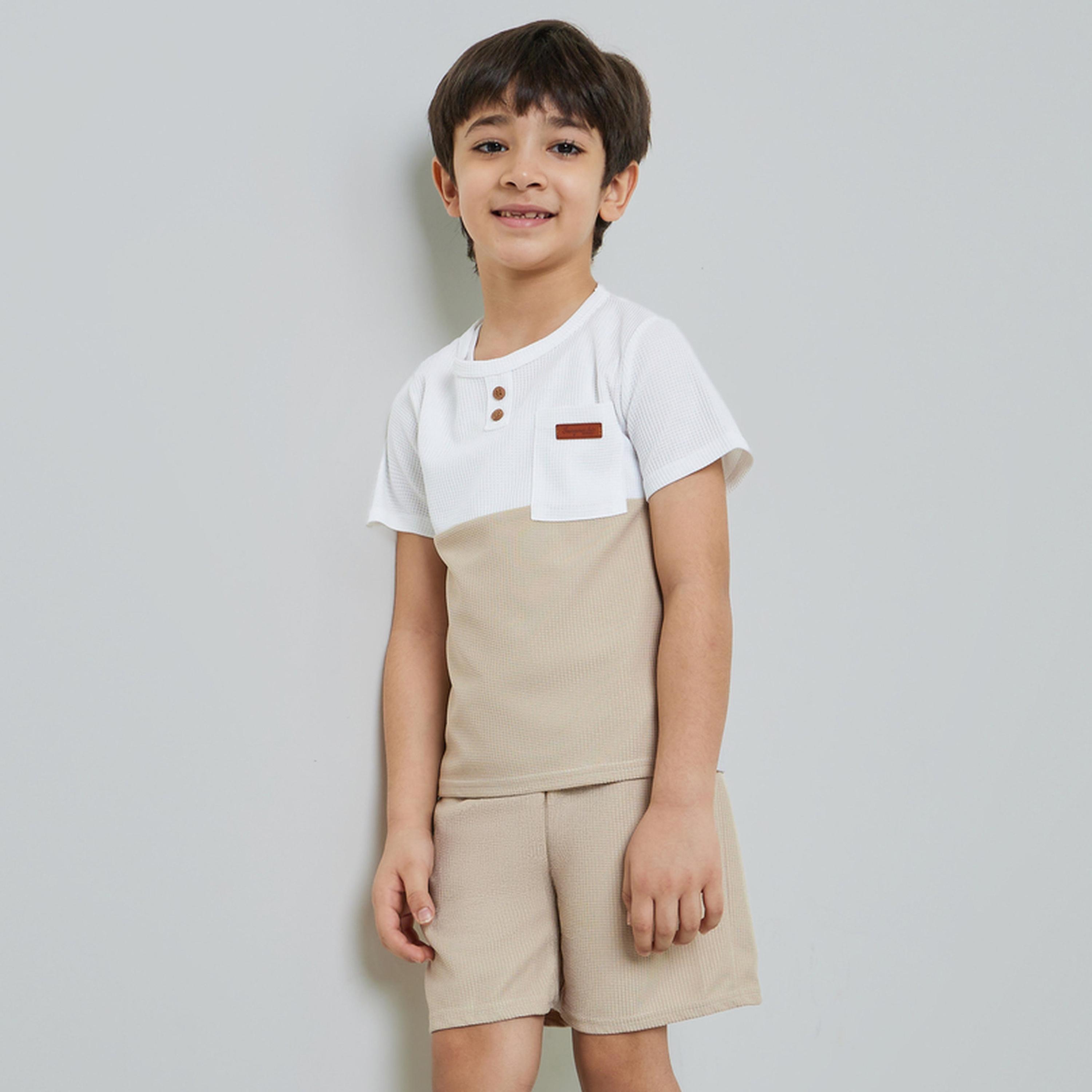 طقم من شورت سادة وتيشيرت بتفاصيل جيب ونمط كتل الالوان للأولاد-boys-clothing-setsandcoords-image-1