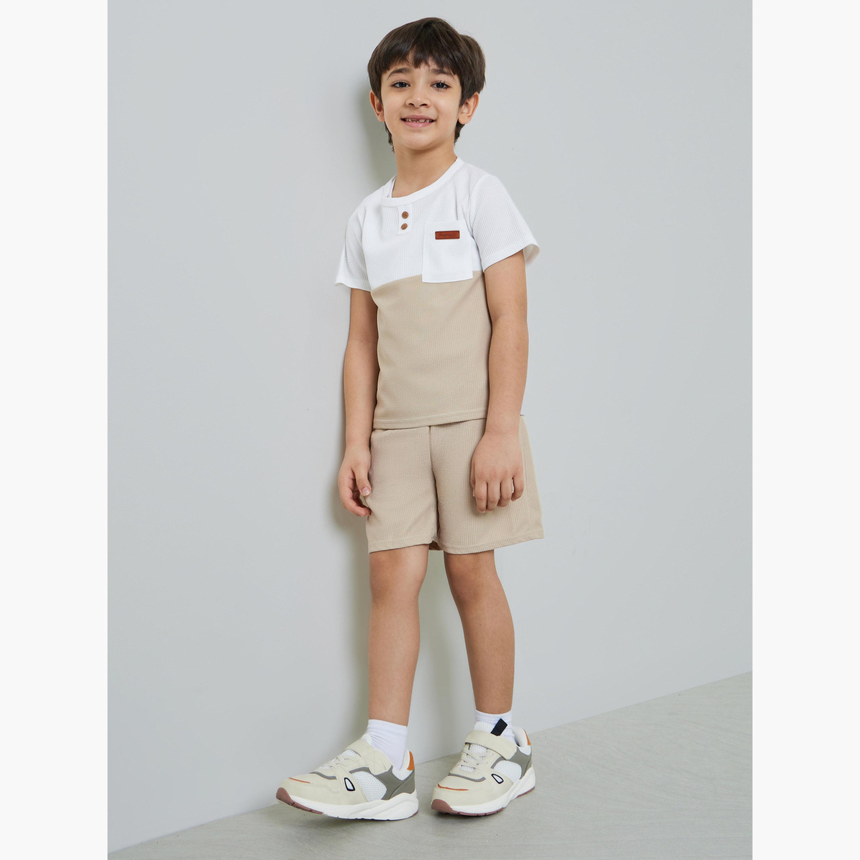 طقم من شورت سادة وتيشيرت بتفاصيل جيب ونمط كتل الالوان للأولاد-boys-clothing-setsandcoords-image-2