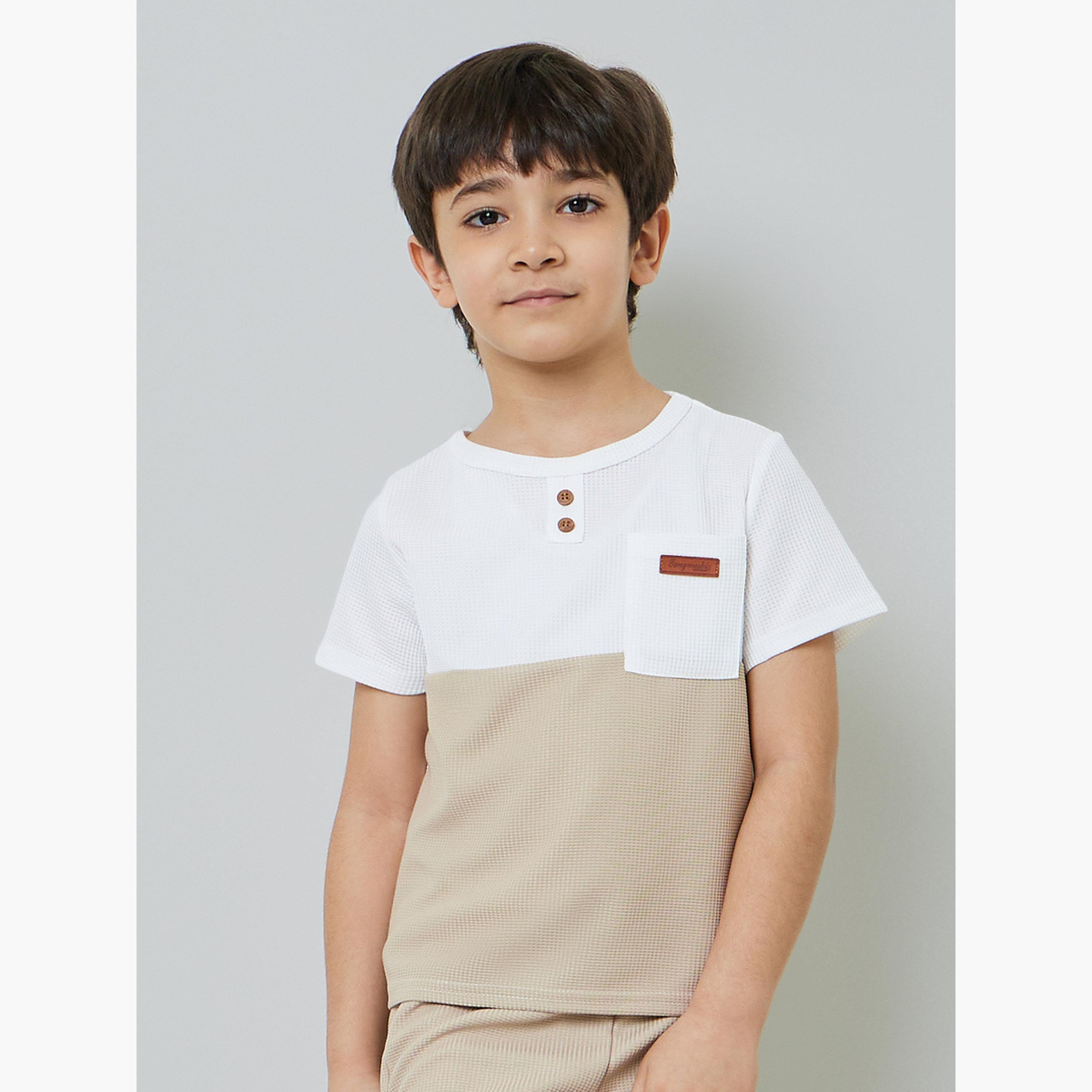 طقم من شورت سادة وتيشيرت بتفاصيل جيب ونمط كتل الالوان للأولاد-boys-clothing-setsandcoords-image-3