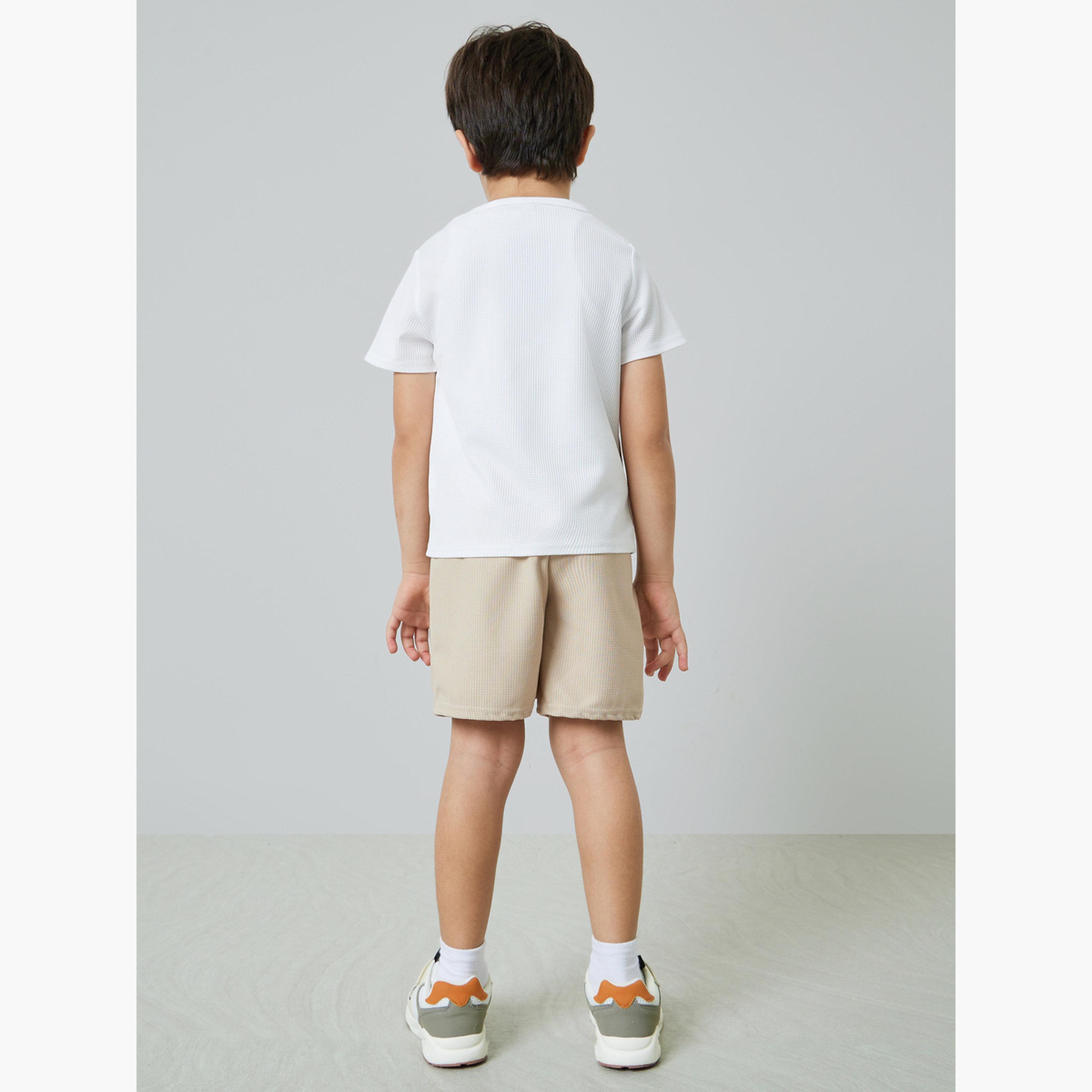 طقم من شورت سادة وتيشيرت بتفاصيل جيب ونمط كتل الالوان للأولاد-boys-clothing-setsandcoords-image-4