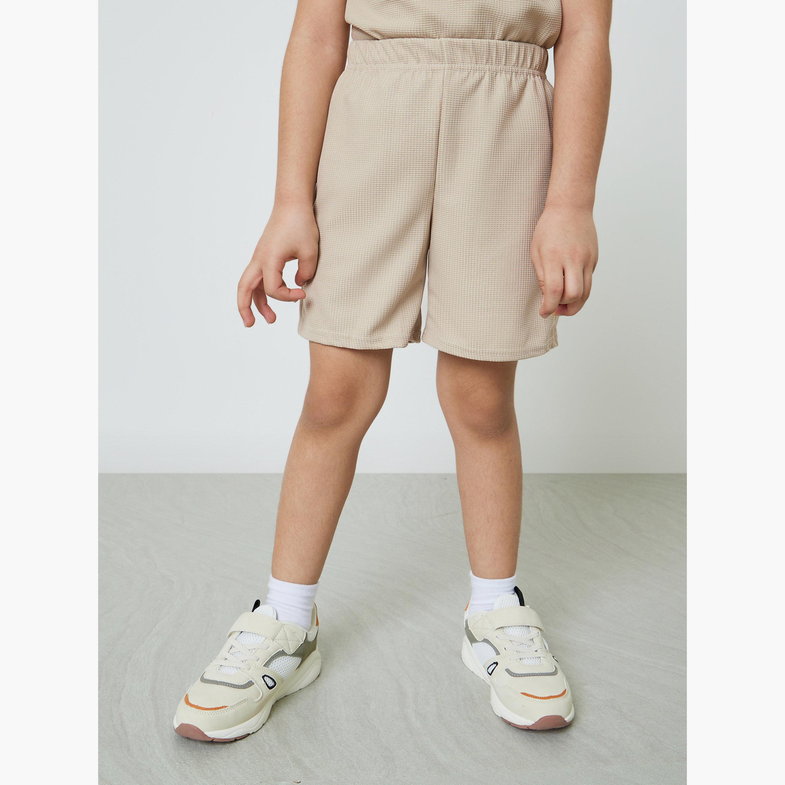 طقم من شورت سادة وتيشيرت بتفاصيل جيب ونمط كتل الالوان للأولاد-boys-clothing-setsandcoords-image-5