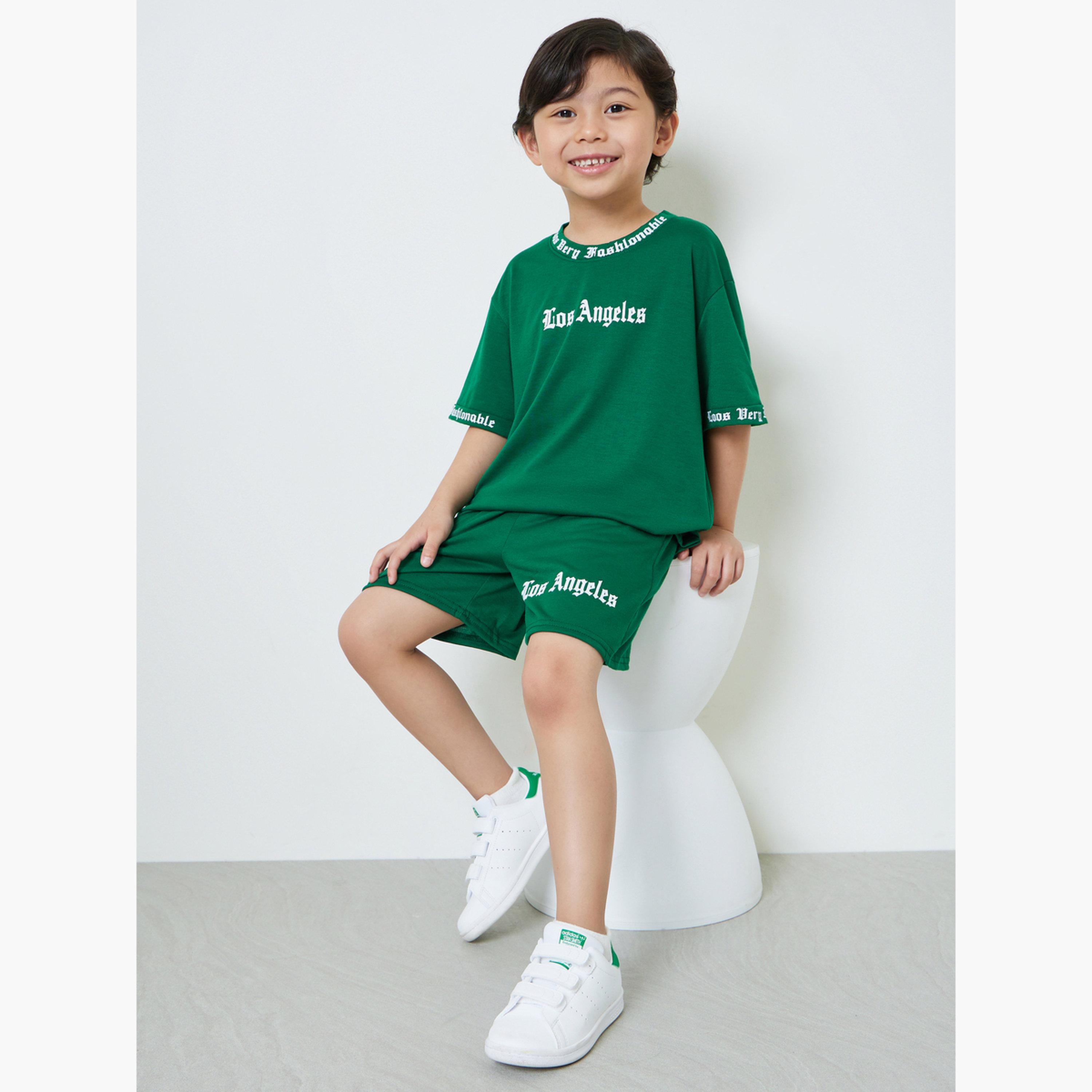 طقم من شورت وتيشيرت بطبعة شعار للأولاد-boys-clothing-setsandcoords-image-3