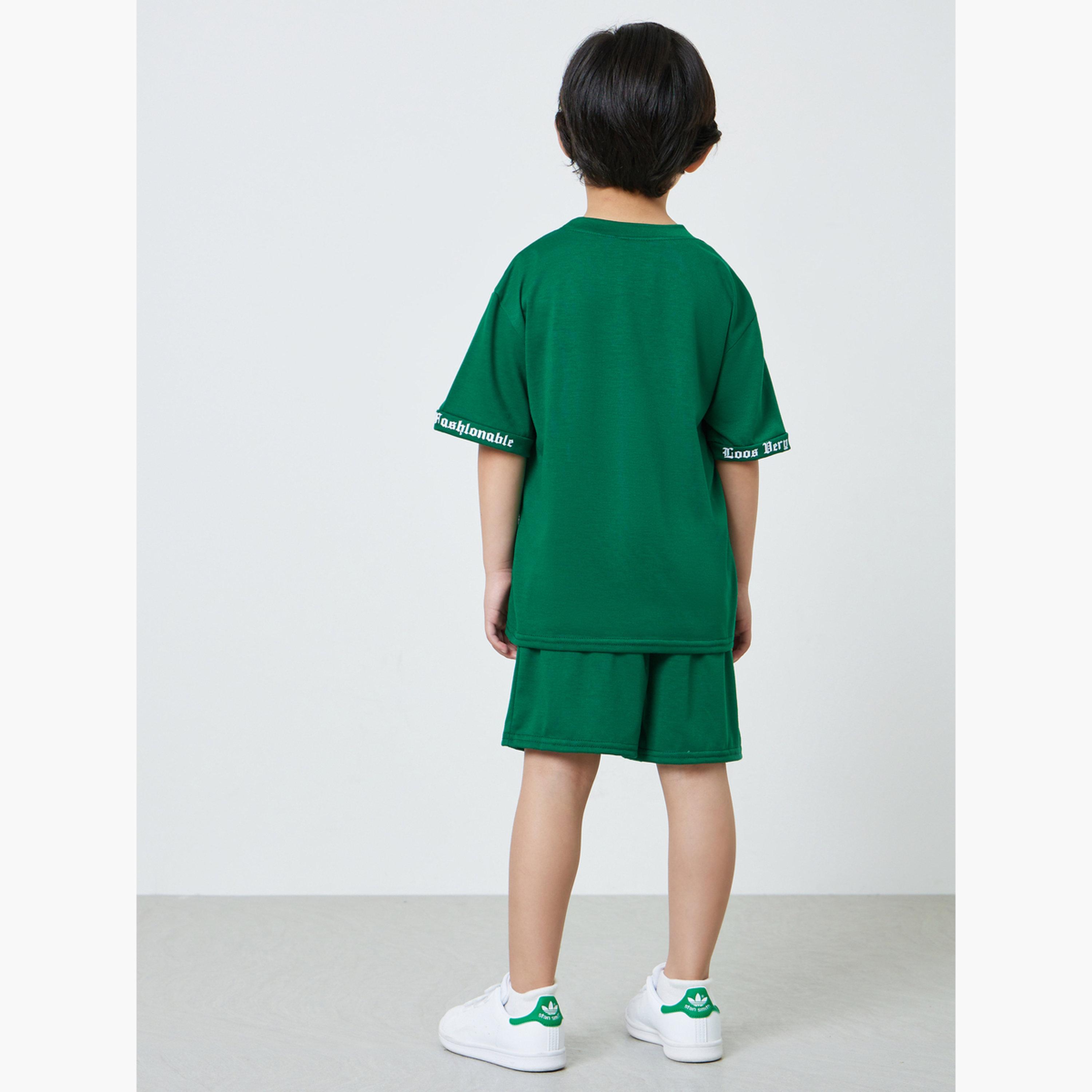 طقم من شورت وتيشيرت بطبعة شعار للأولاد-boys-clothing-setsandcoords-image-5