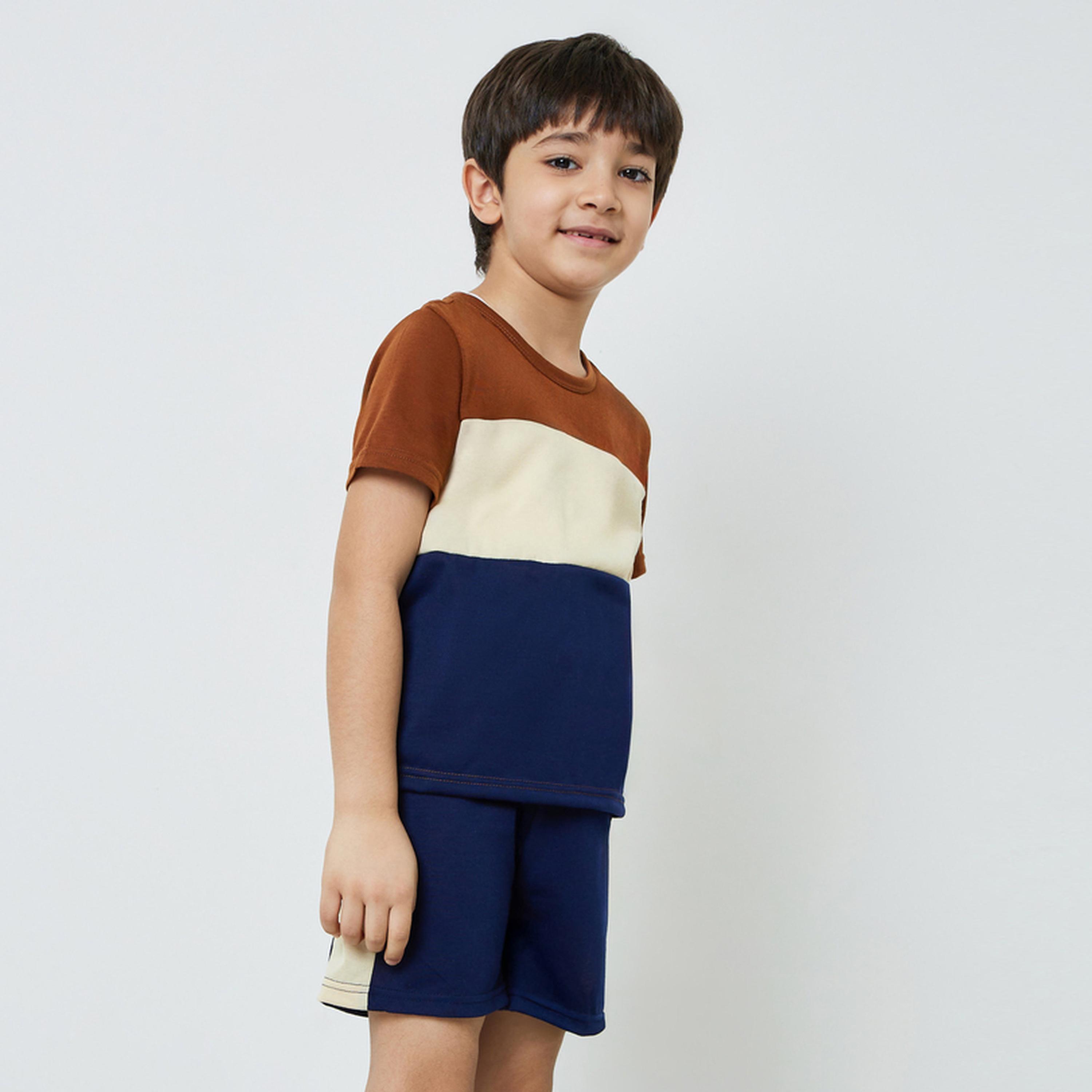 مجموعة من شورت وتيشيرت بنمط كتل الالوان-boys-clothing-setsandcoords-image-1