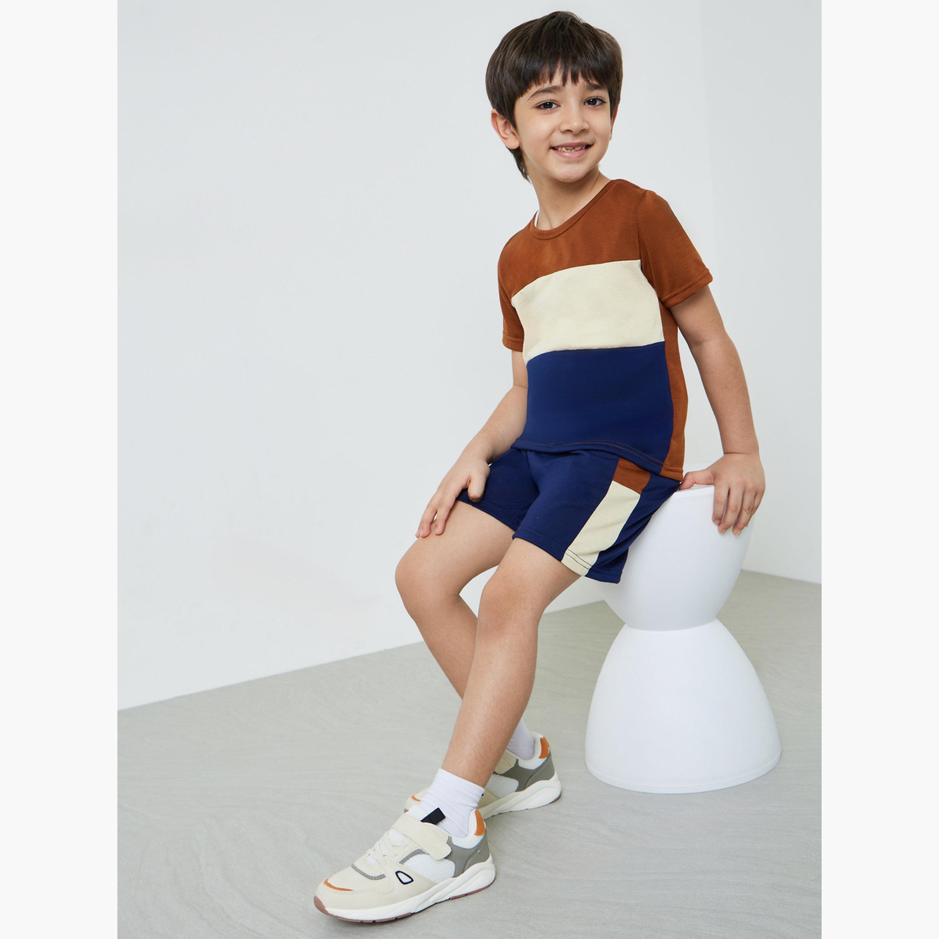 مجموعة من شورت وتيشيرت بنمط كتل الالوان-boys-clothing-setsandcoords-image-3