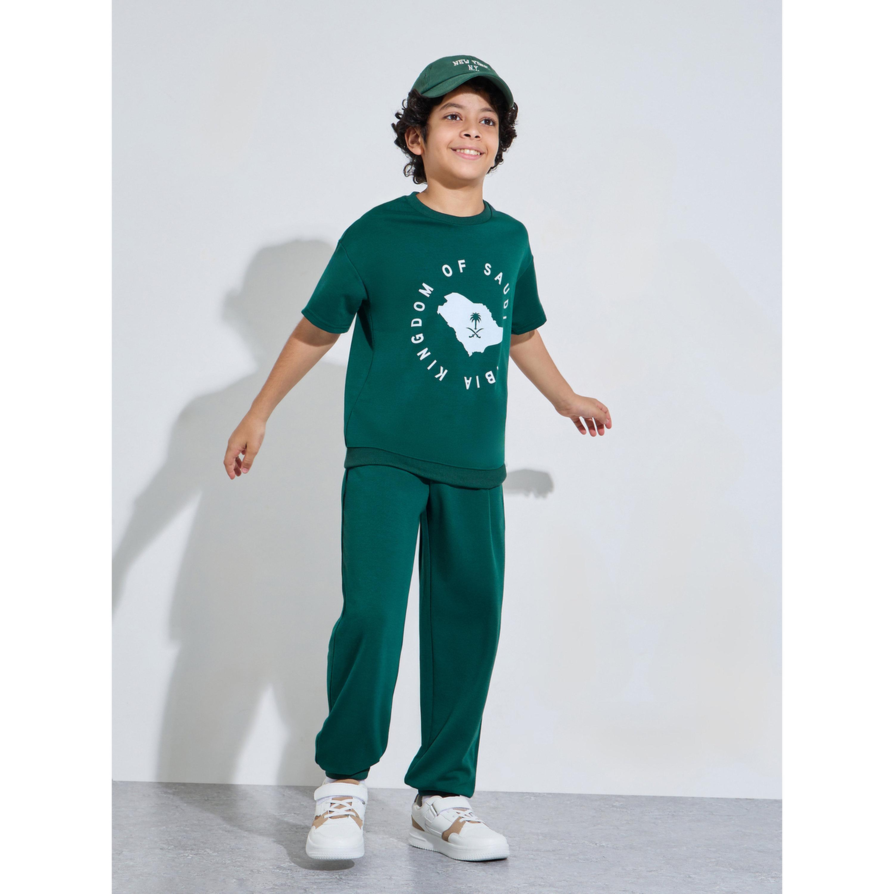 طقم من بنطال جوغر وتيشيرت واسع بمناسبة اليوم الوطني السعودي للأولاد - أخضر داكن-boys-clothing-setsandcoords-image-1