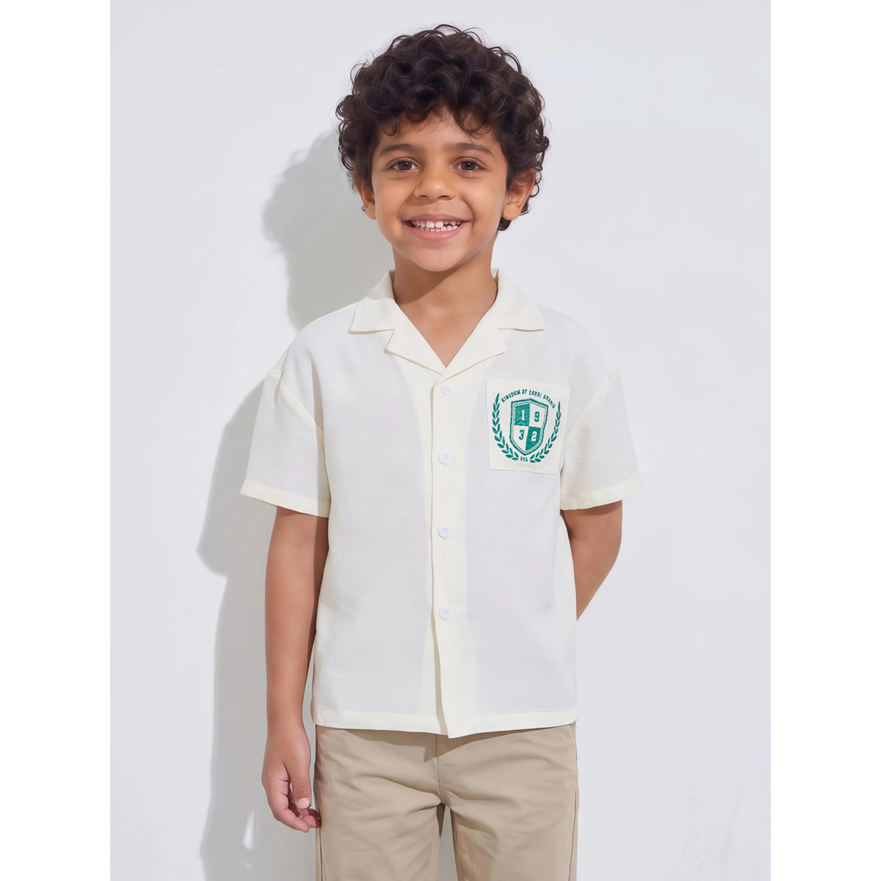 قميص بأكمام قصيرة وجيب شعار لليوم الوطني للأولاد باللون أوف وايت-boys-clothing-shirts-image-1