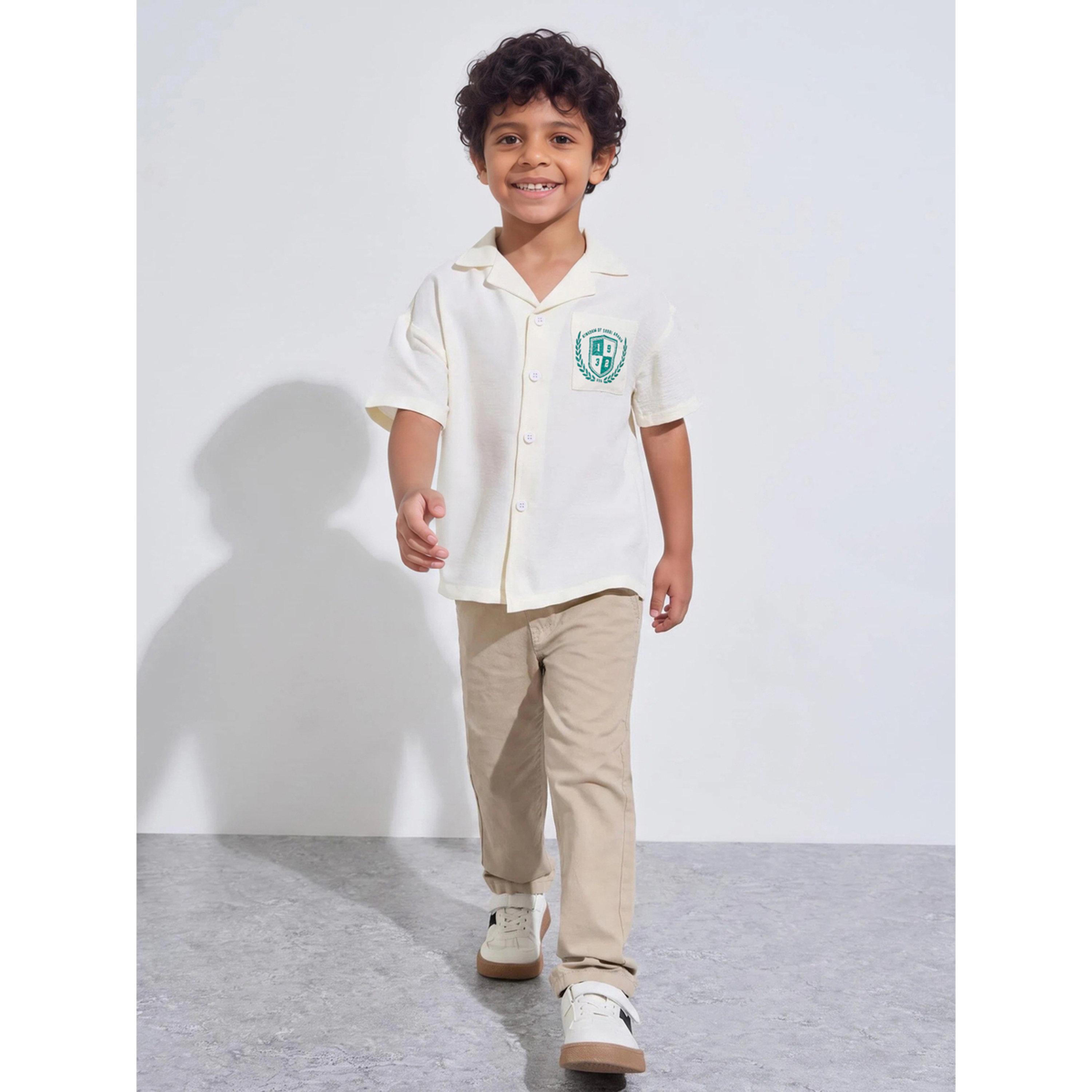 قميص بأكمام قصيرة وجيب شعار لليوم الوطني للأولاد باللون أوف وايت-boys-clothing-shirts-image-2