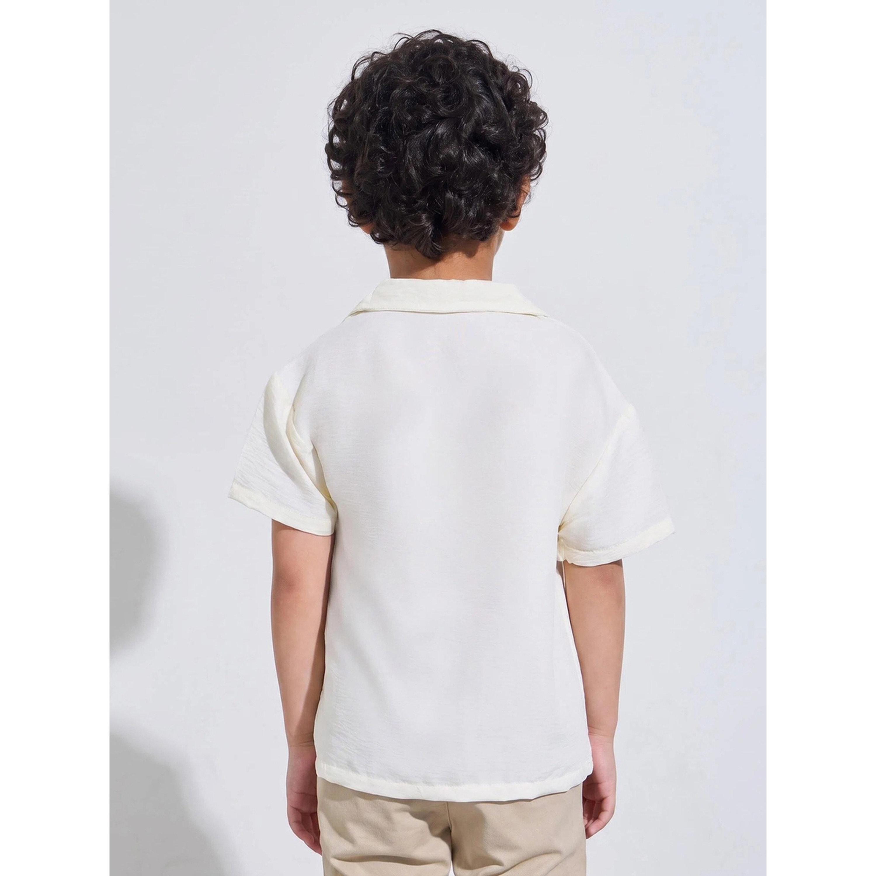 قميص بأكمام قصيرة وجيب شعار لليوم الوطني للأولاد باللون أوف وايت-boys-clothing-shirts-image-3