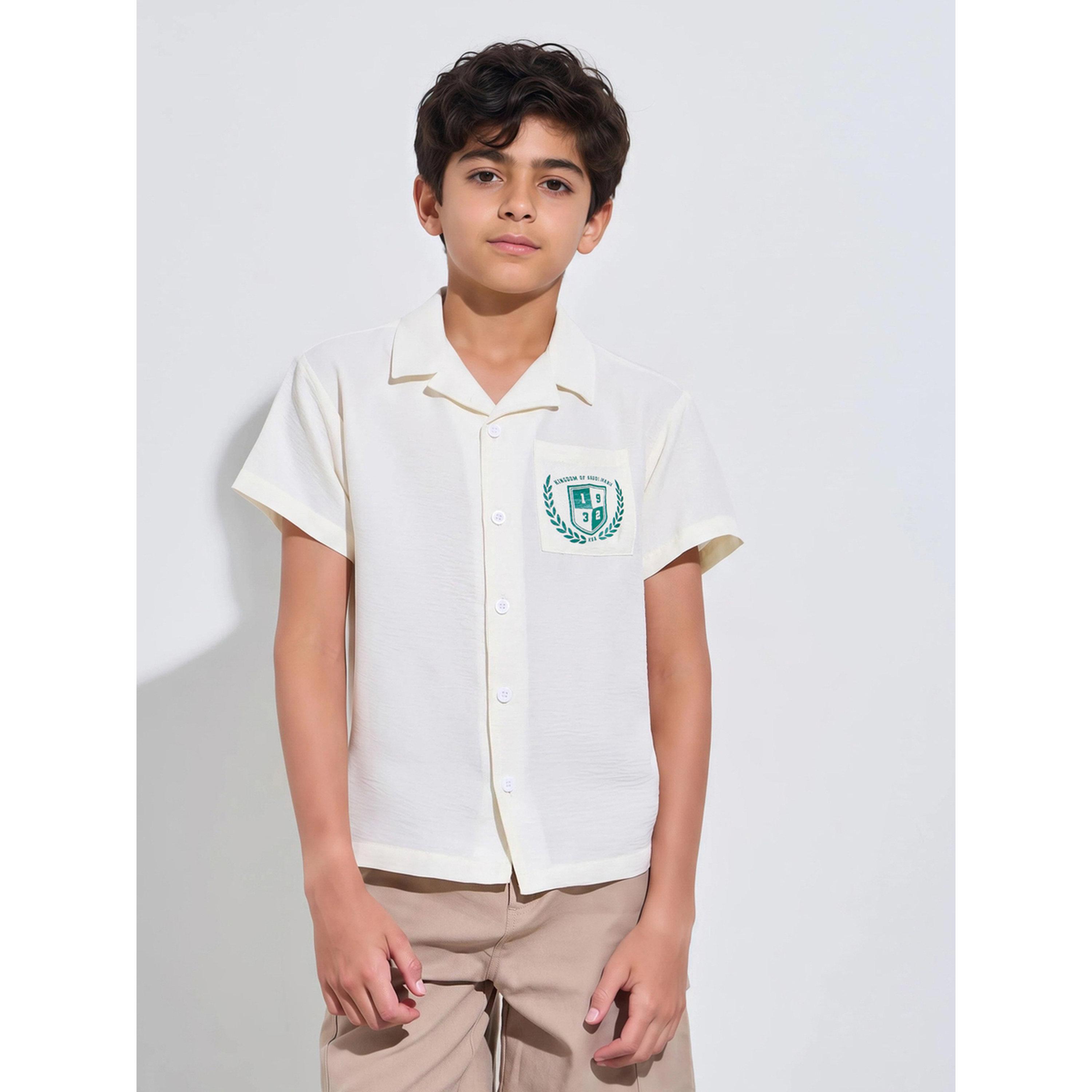 قميص بأكمام قصيرة وجيب شعار لليوم الوطني للبنين باللون أوف وايت-boys-clothing-shirts-image-1