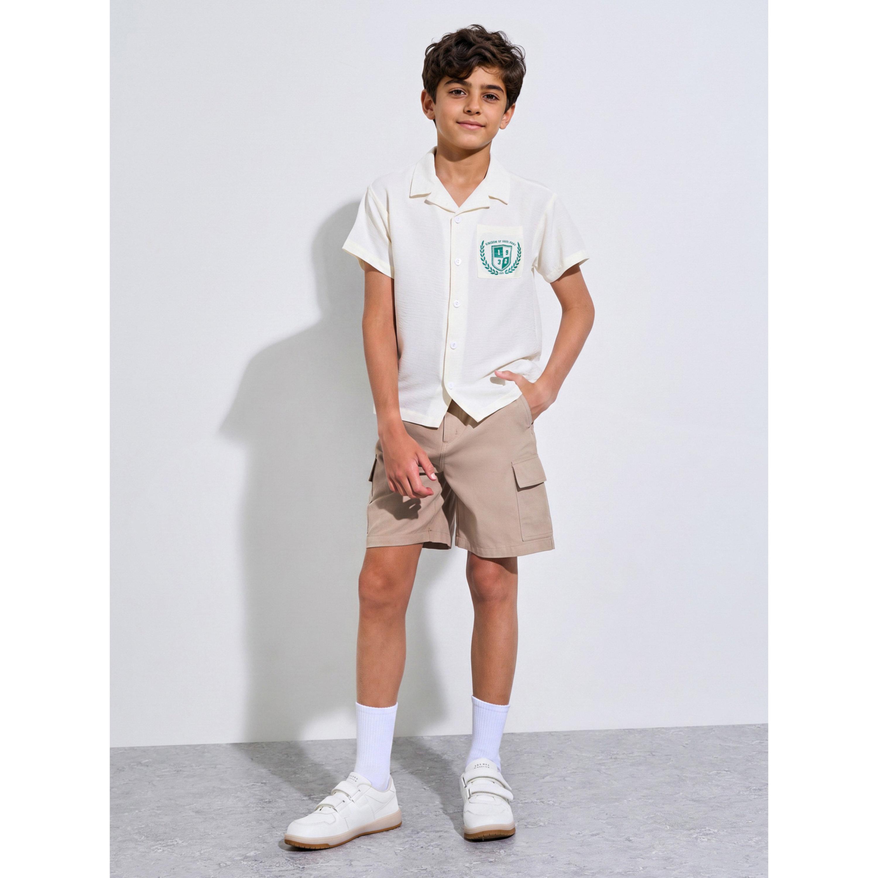 قميص بأكمام قصيرة وجيب شعار لليوم الوطني للبنين باللون أوف وايت-boys-clothing-shirts-image-2