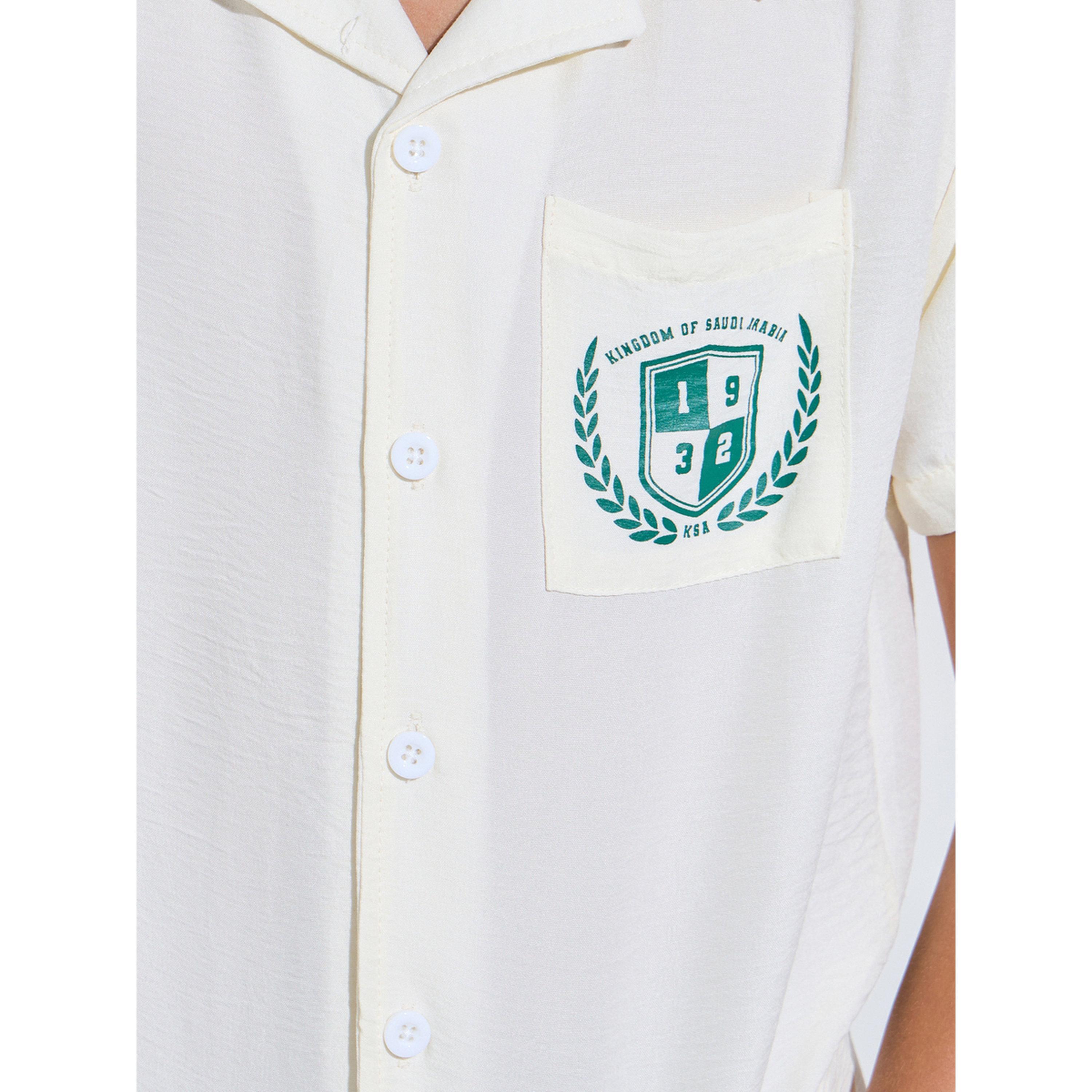 قميص بأكمام قصيرة وجيب شعار لليوم الوطني للبنين باللون أوف وايت-boys-clothing-shirts-image-4
