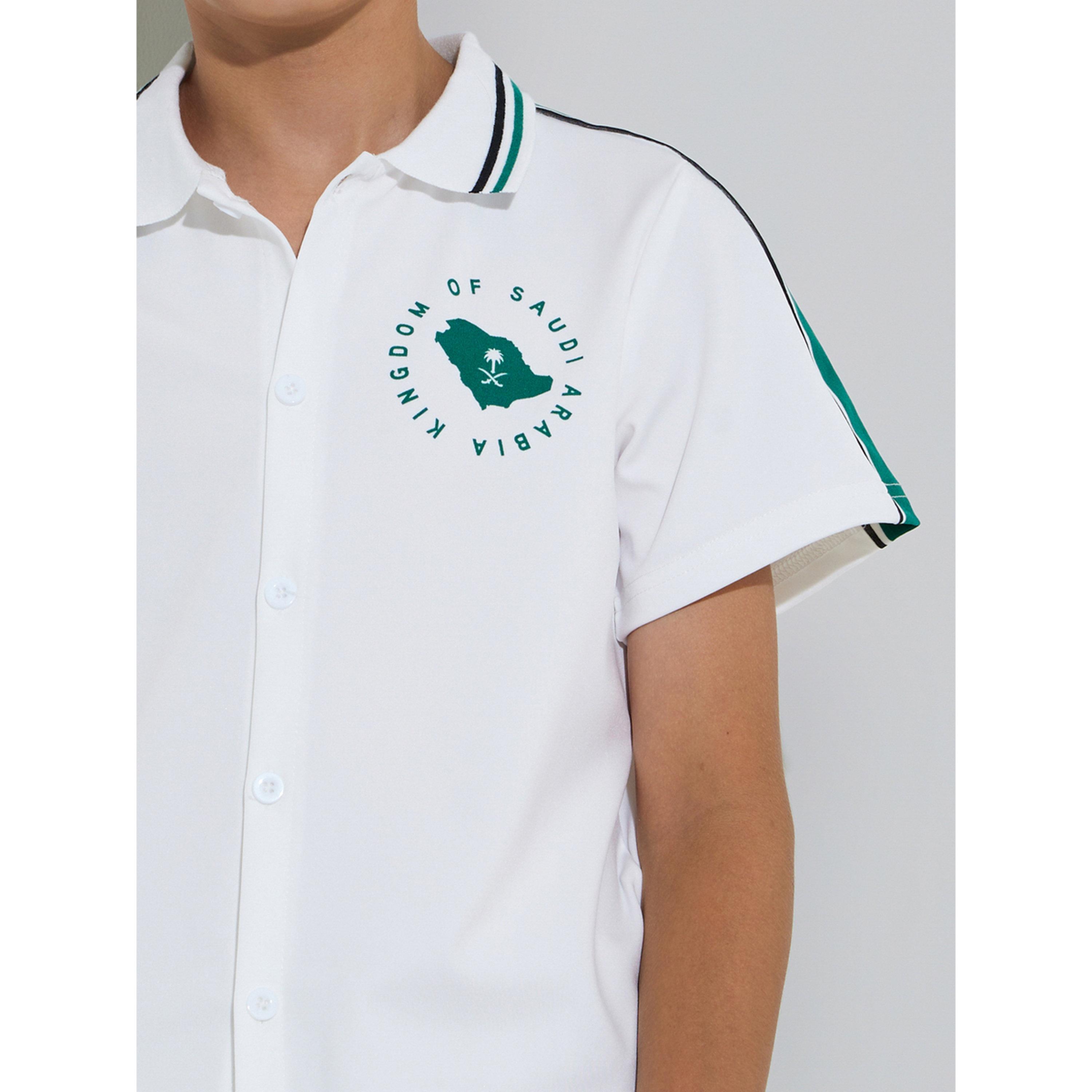 قميص بأكمام قصيرة وطبعة لليوم الوطني للبنين باللون أوف وايت-boys-clothing-shirts-image-4