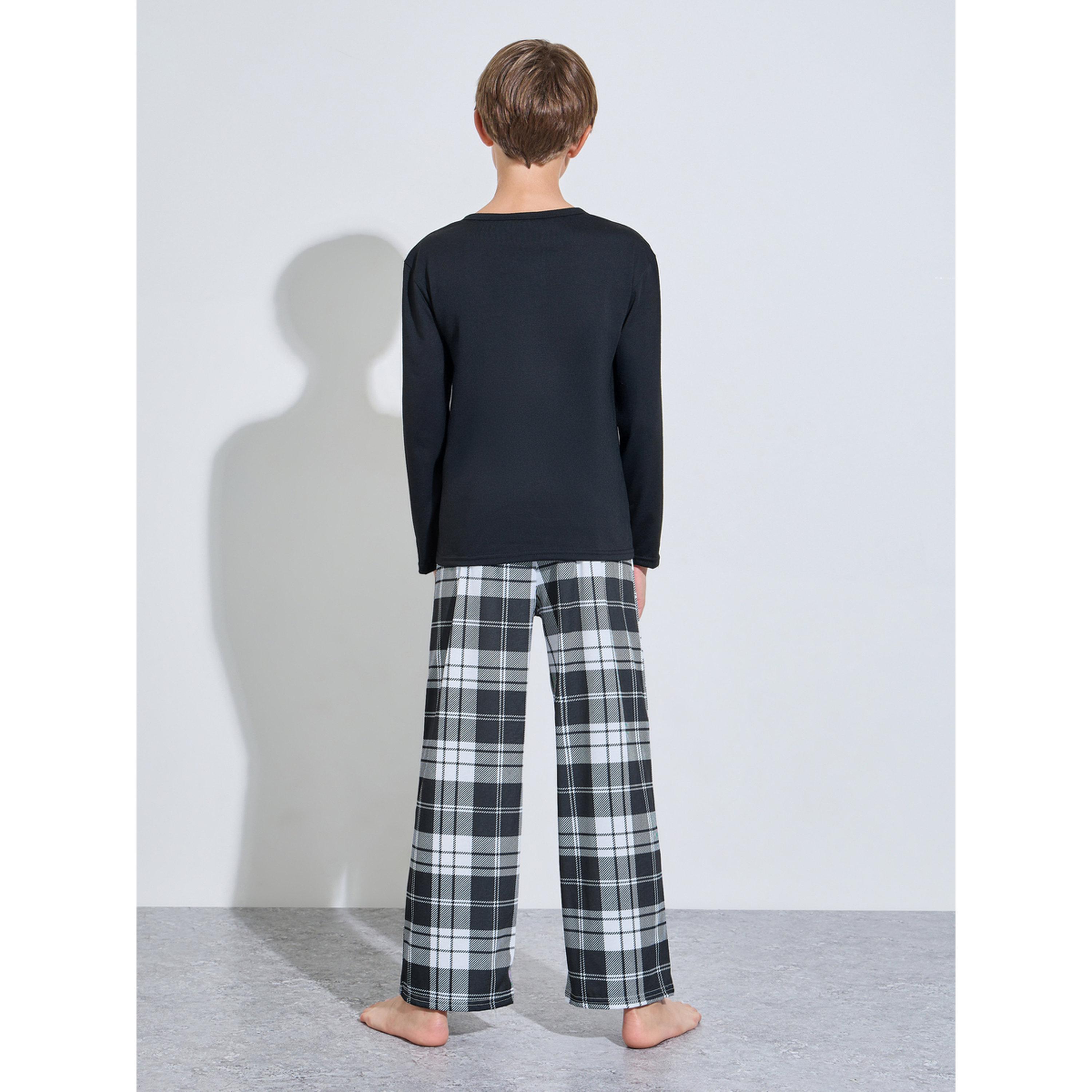 طقم بيجاما من بنطال كاروهات وتيشيرت مطبوع بأكمام طويلة للأولاد-boys-clothing-nightwear-image-3