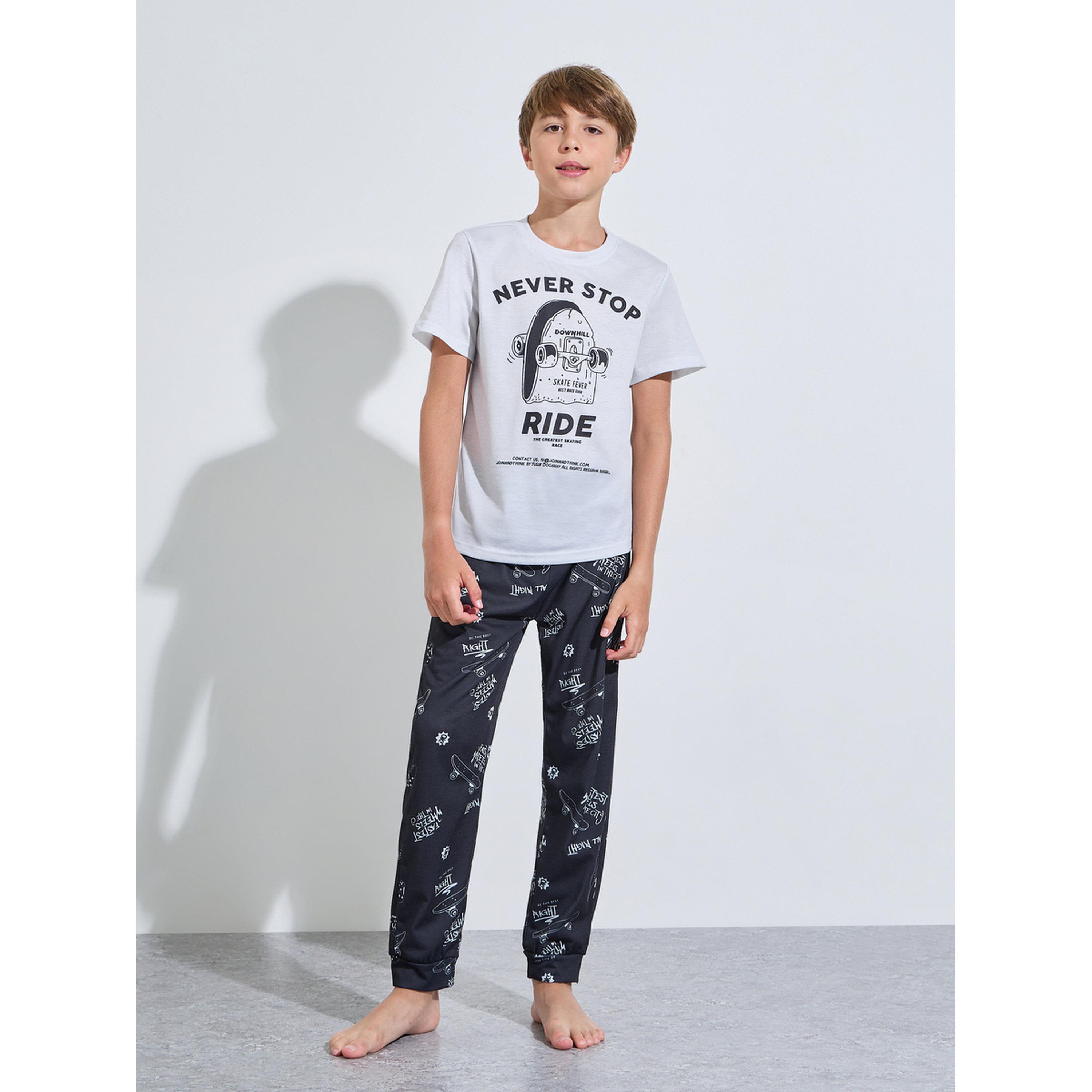 طقم بيجاما من بنطال بأطراف مطاطية وتيشيرت بطبعة جرافيك للأولاد-boys-clothing-nightwear-image-1