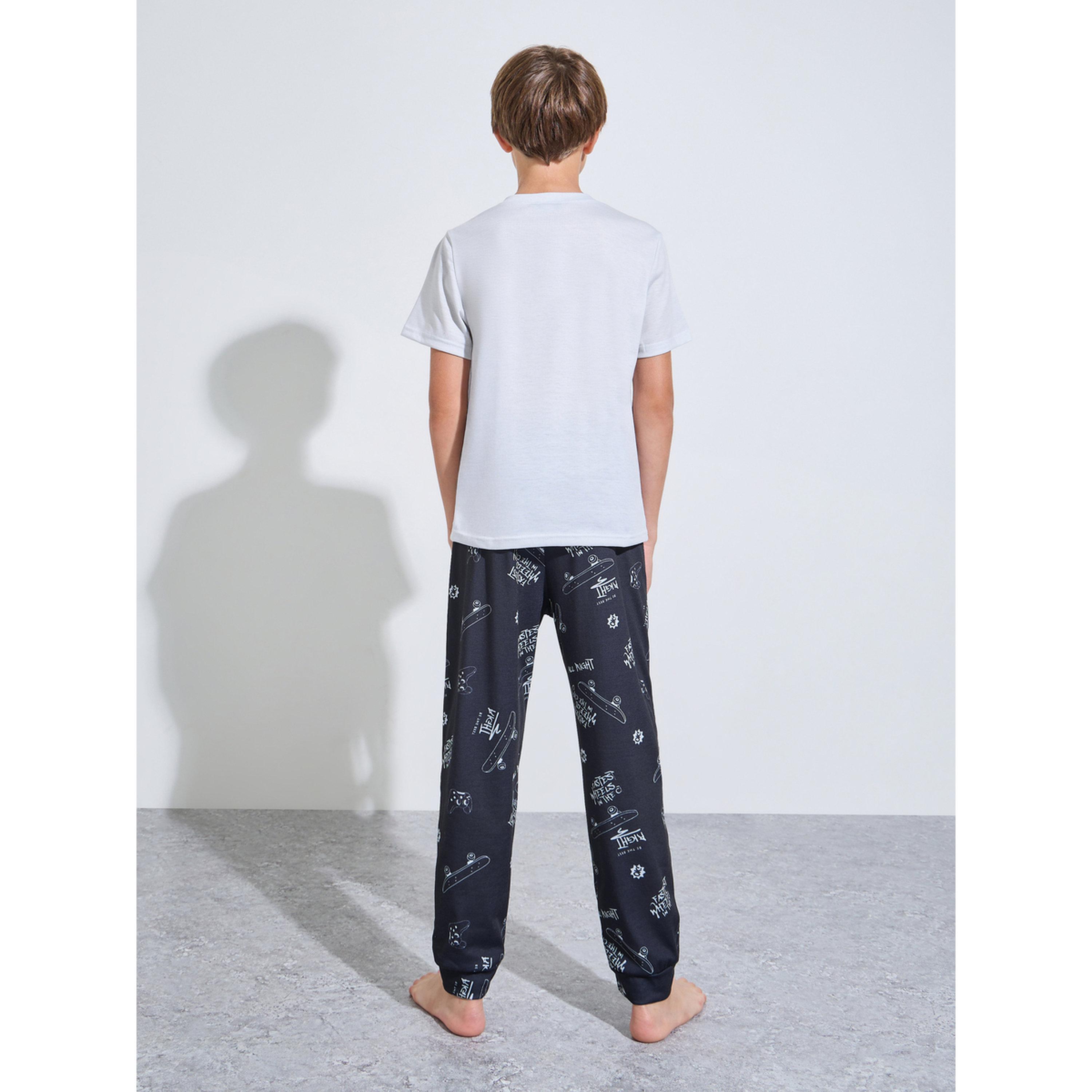 طقم بيجاما من بنطال بأطراف مطاطية وتيشيرت بطبعة جرافيك للأولاد-boys-clothing-nightwear-image-2